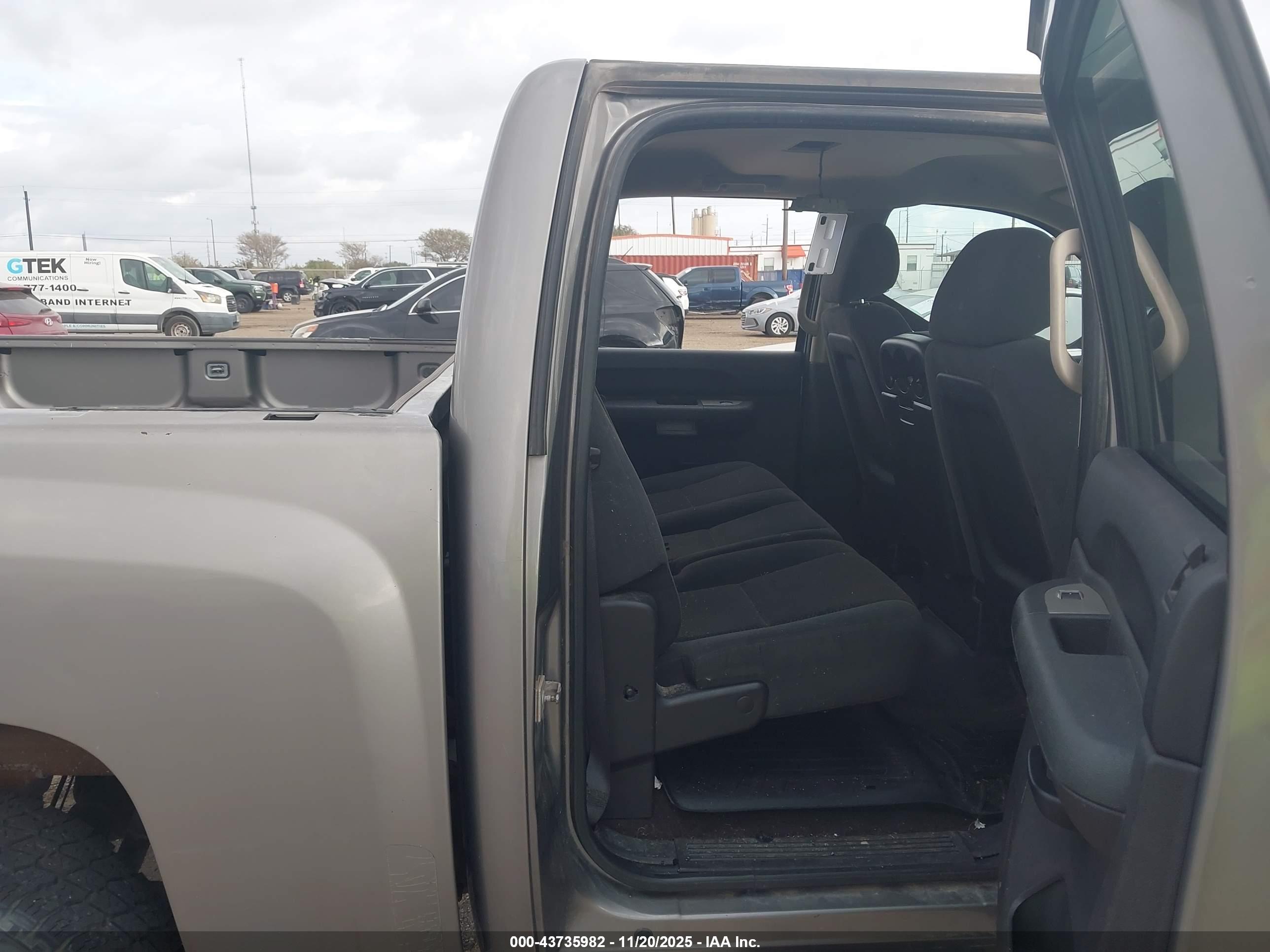 CHEVROLET SILVERADO image 8