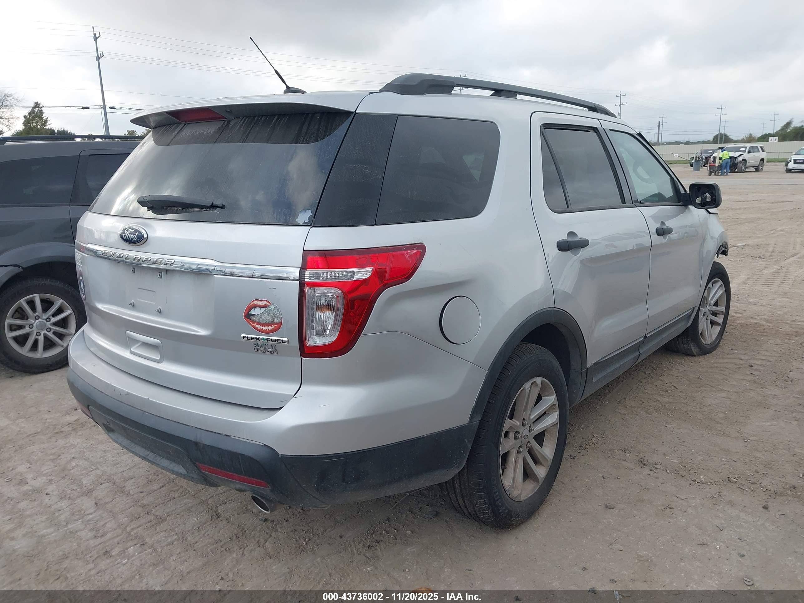 FORD EXPLORER image 4