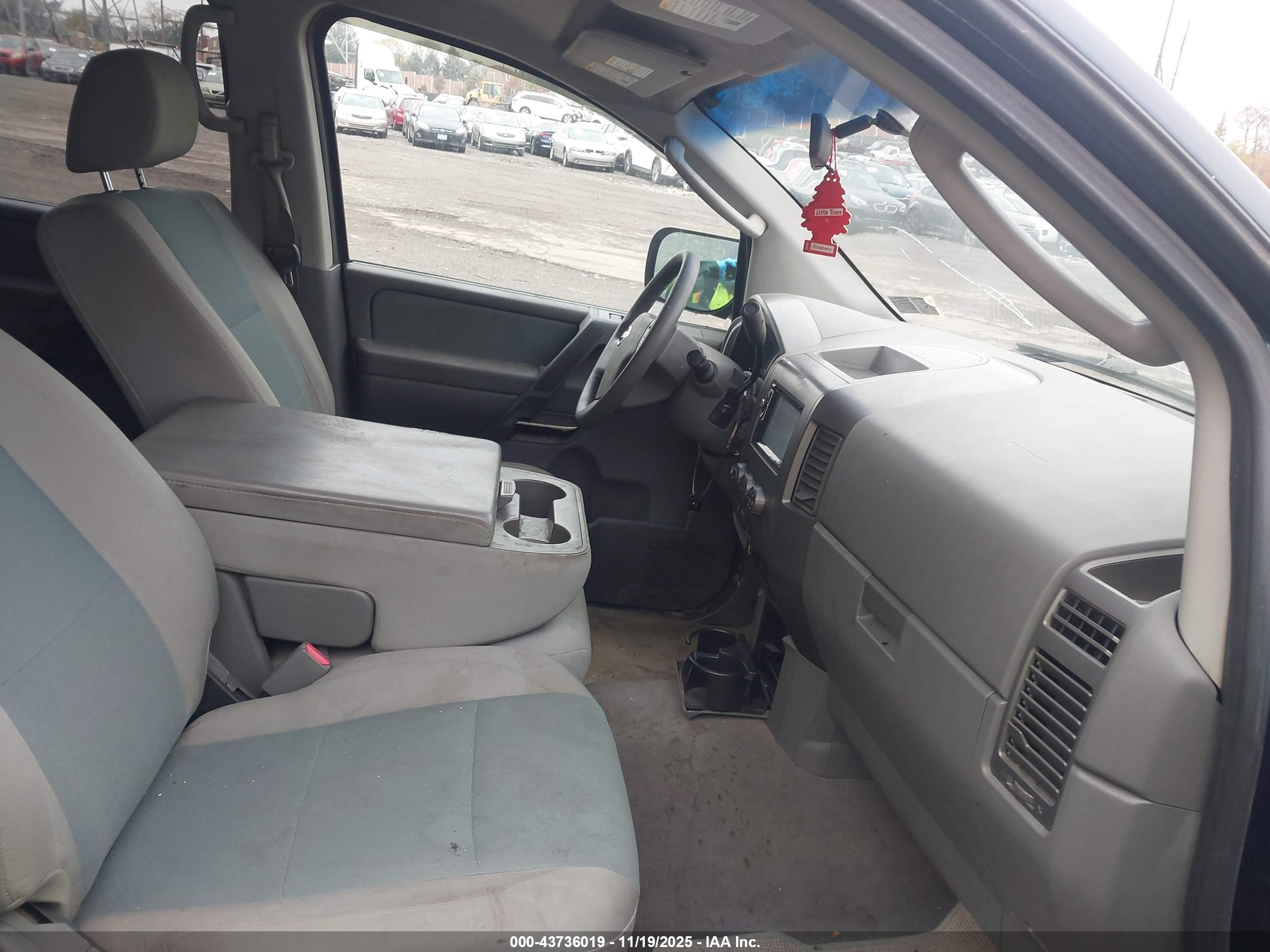 NISSAN TITAN image 5