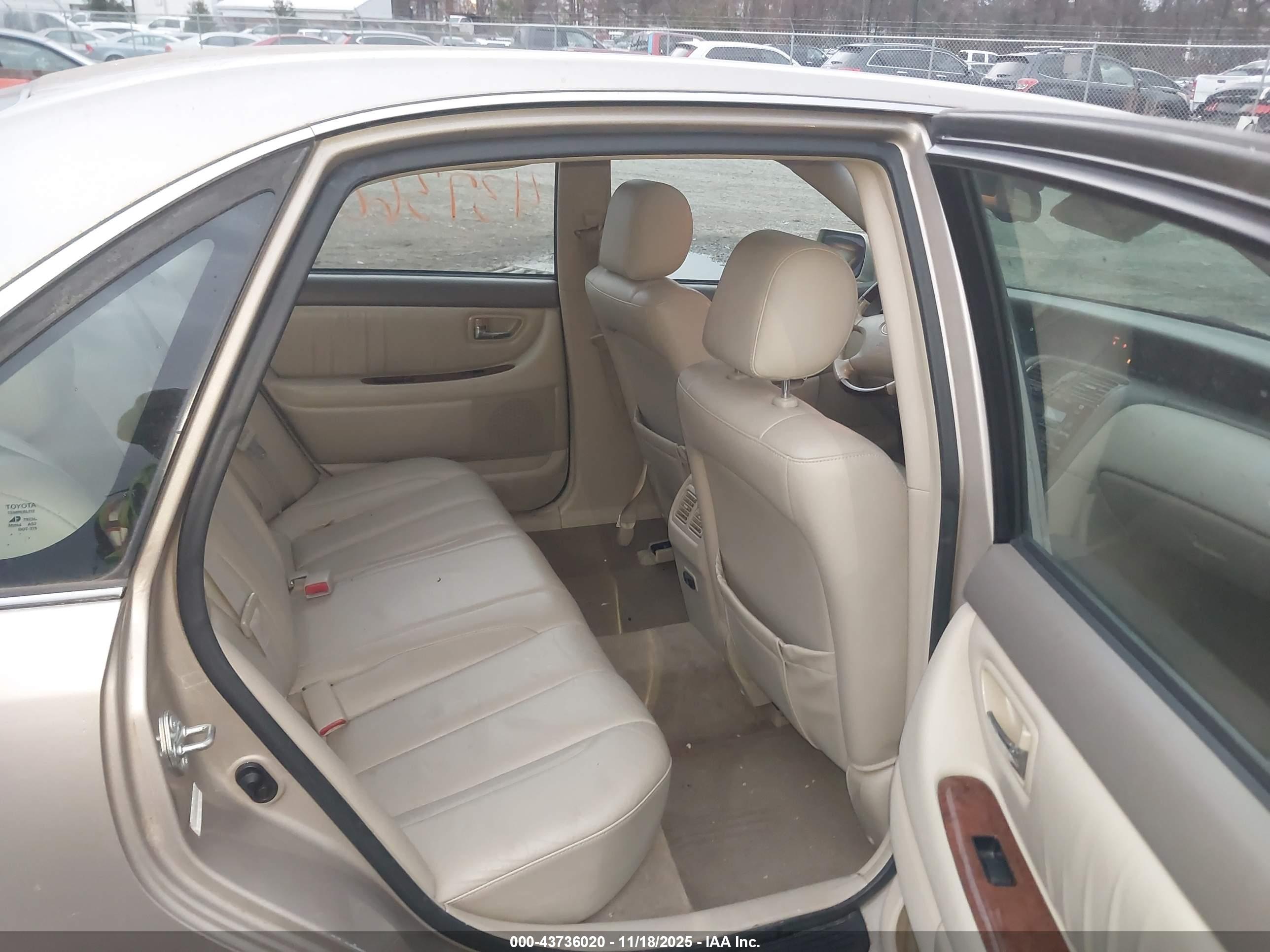 TOYOTA AVALON image 8