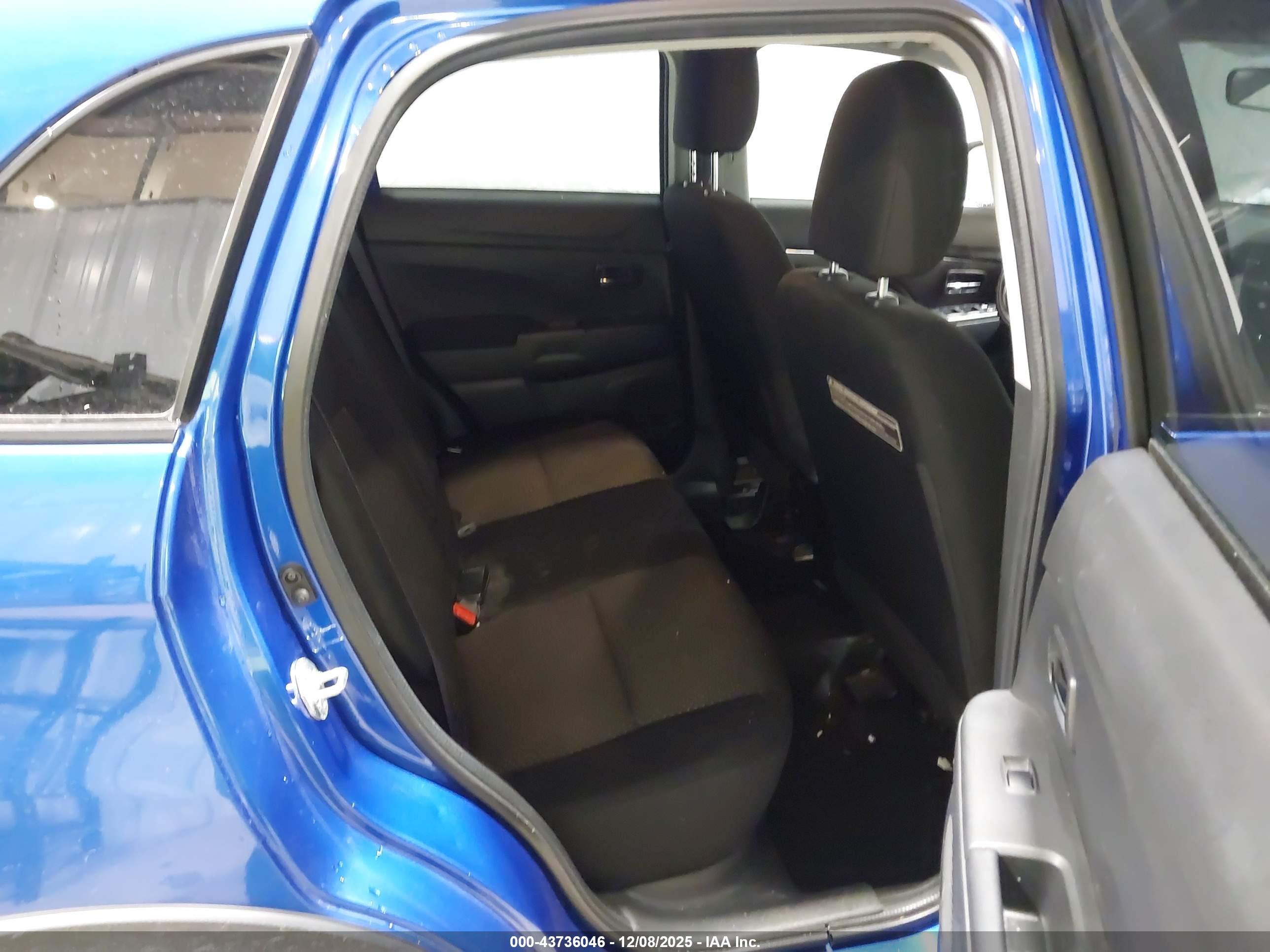 MITSUBISHI OUTLANDER image 8