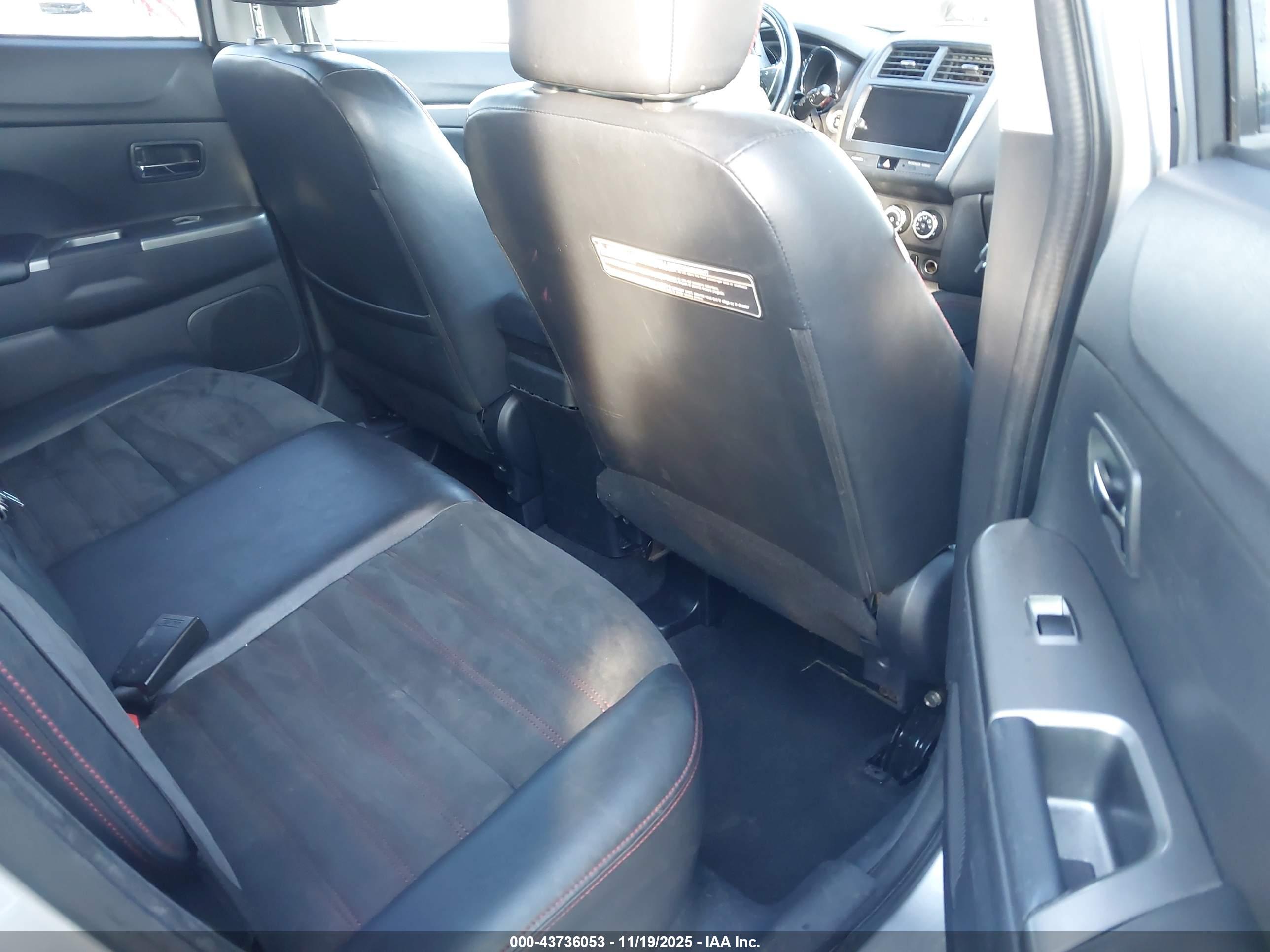 MITSUBISHI OUTLANDER image 8