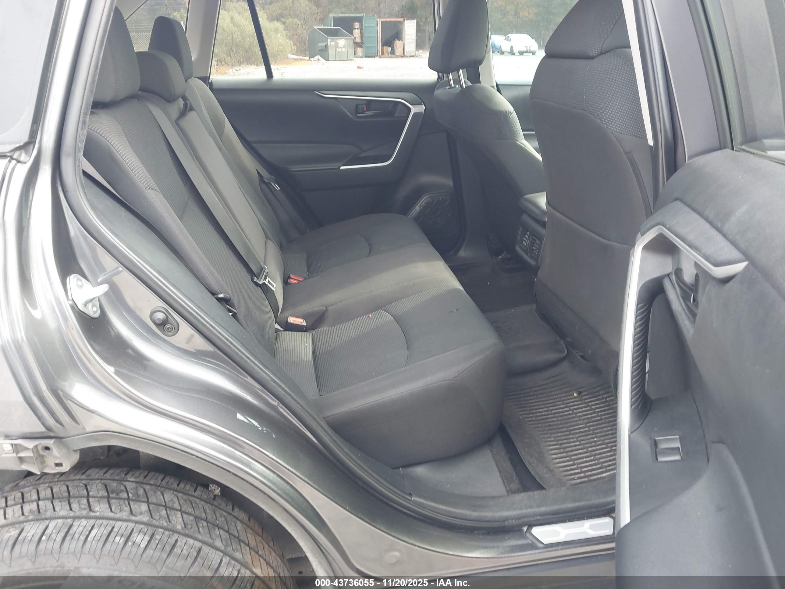 TOYOTA RAV4 image 8