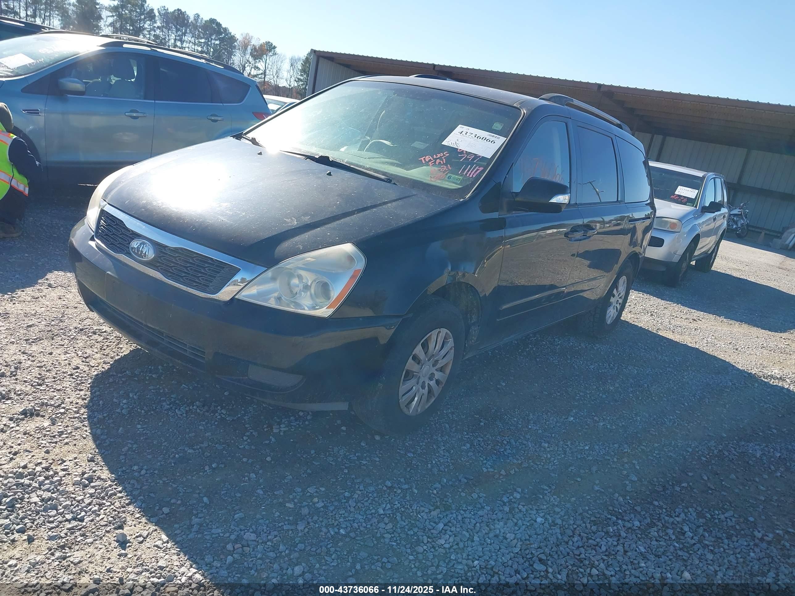 KIA SEDONA image 2