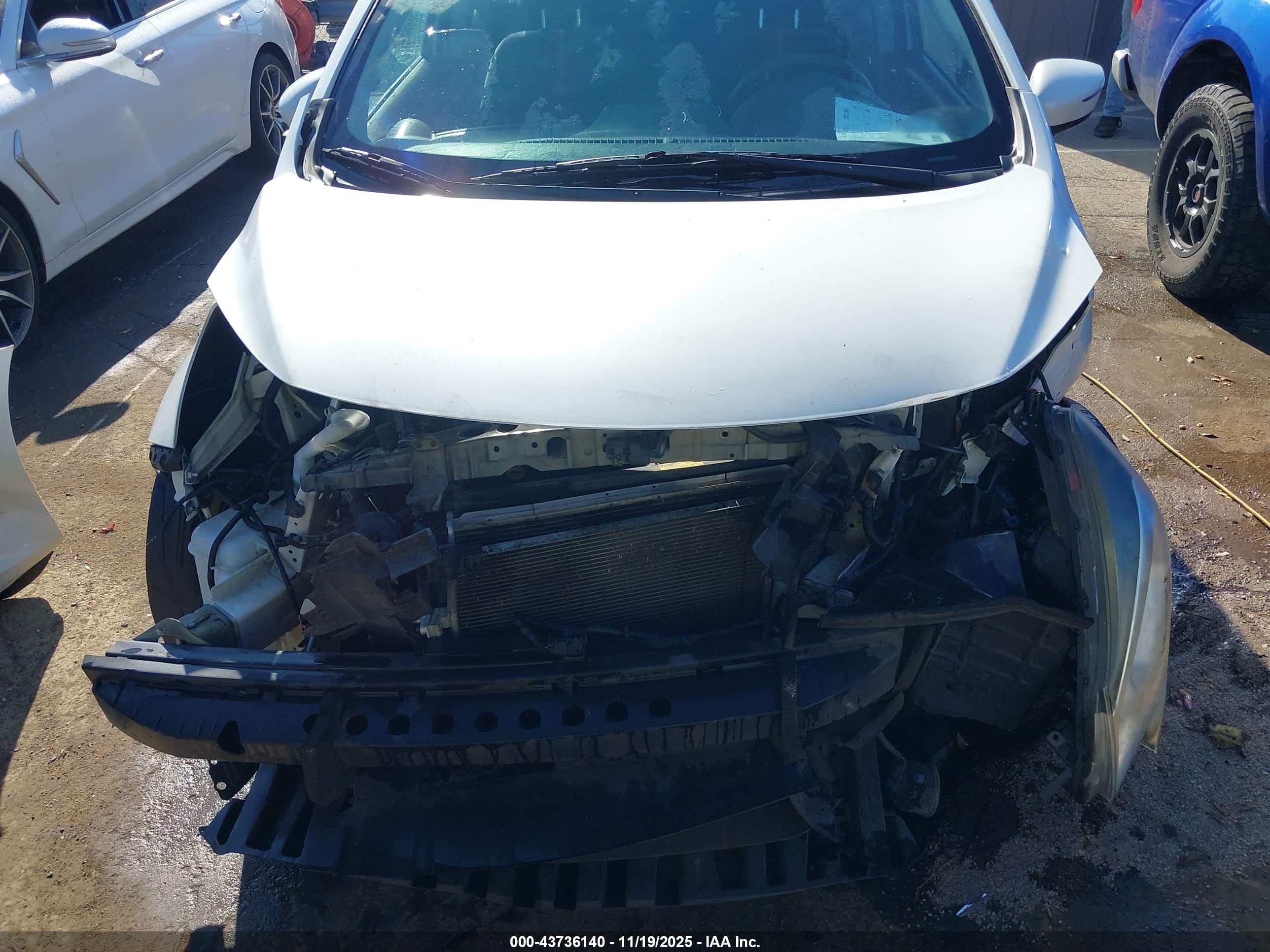 NISSAN VERSA image 10
