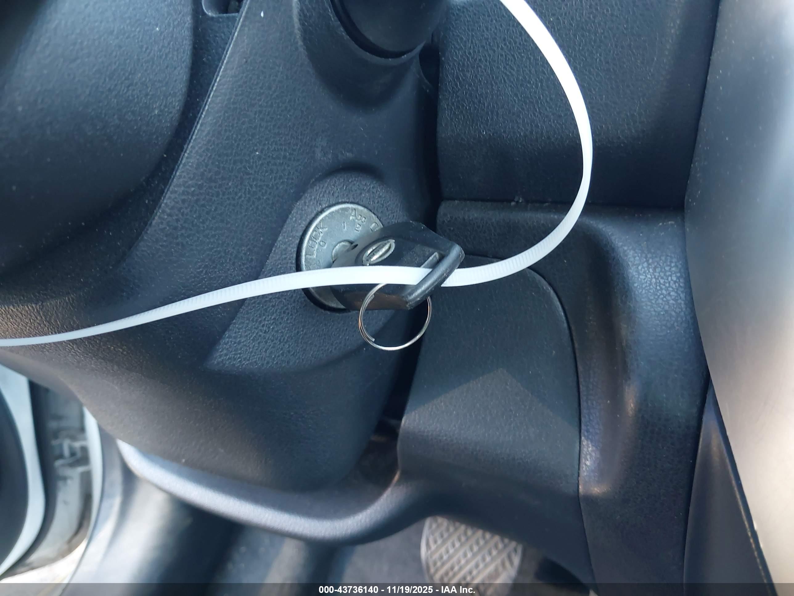 NISSAN VERSA image 11