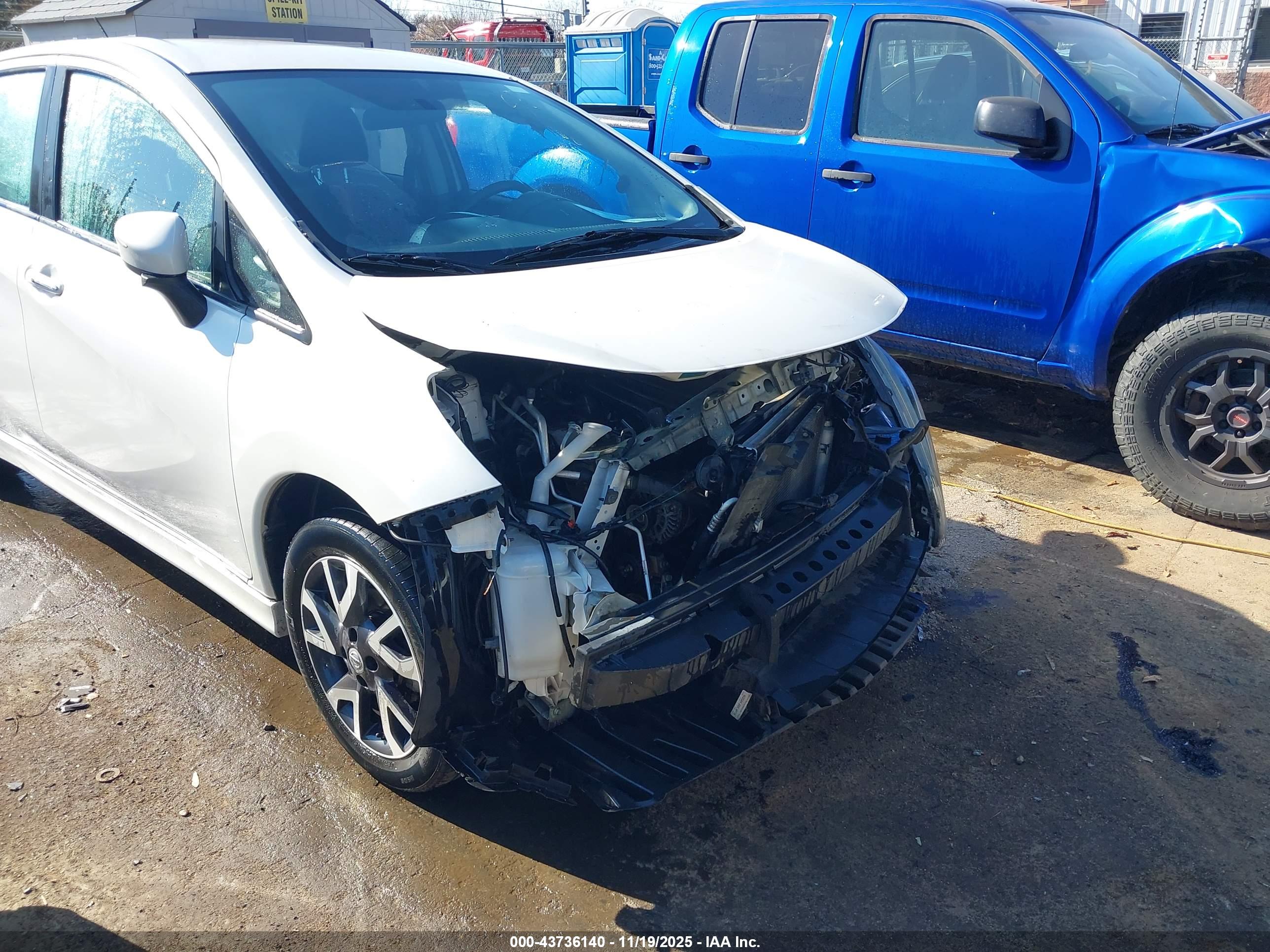 NISSAN VERSA image 6