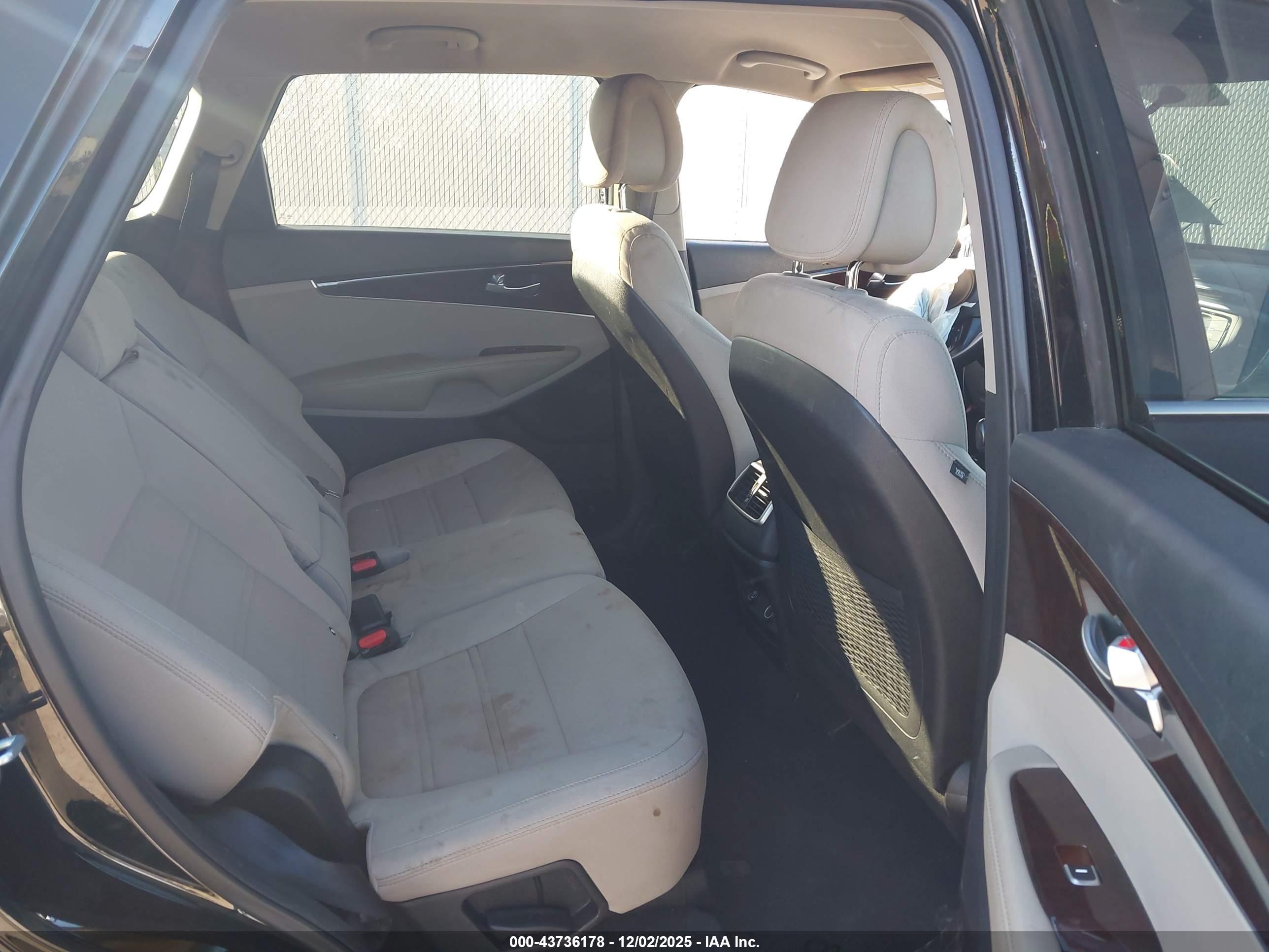 KIA SORENTO image 8