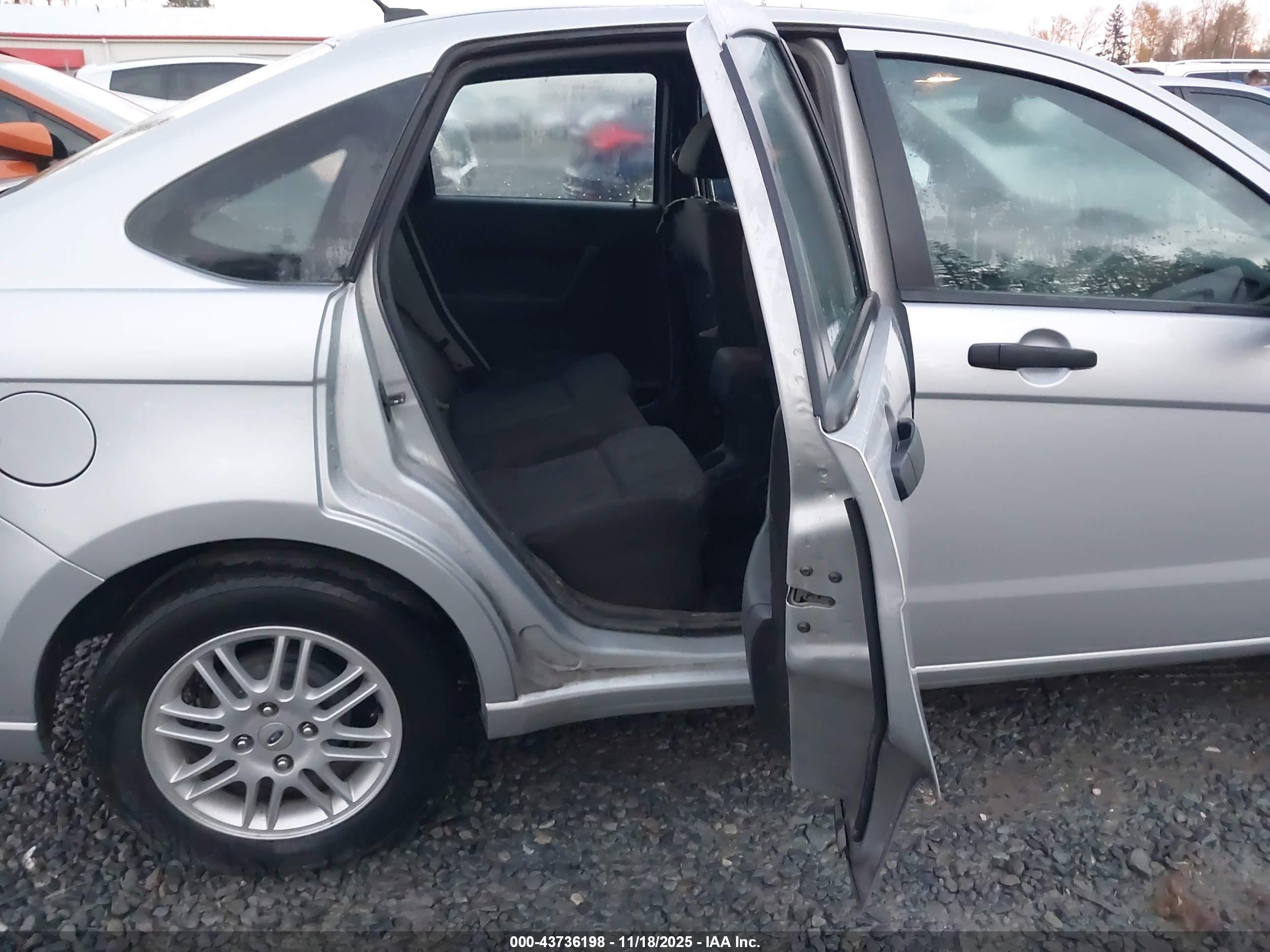 FORD FOCUS image 8