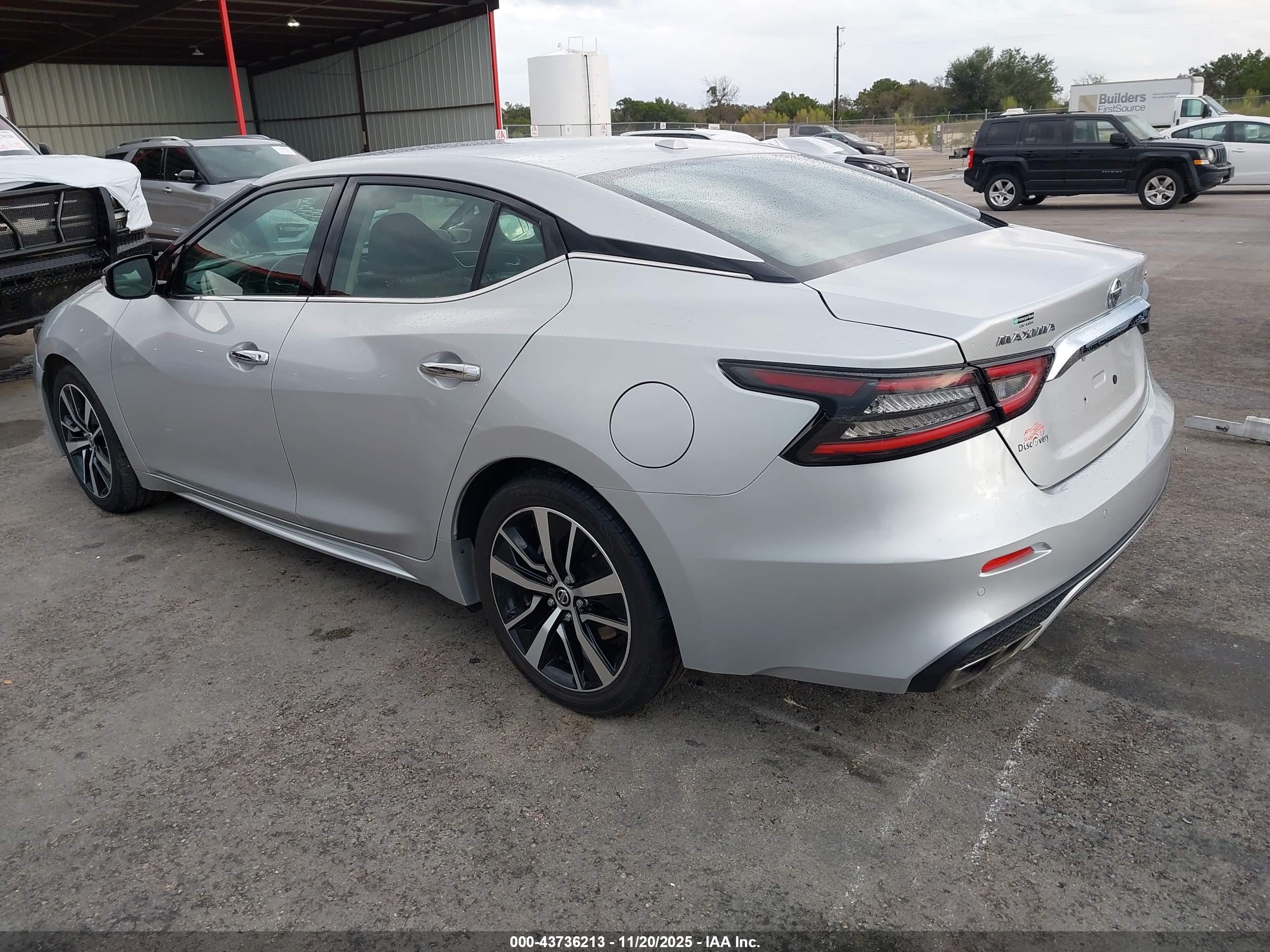 NISSAN MAXIMA image 3