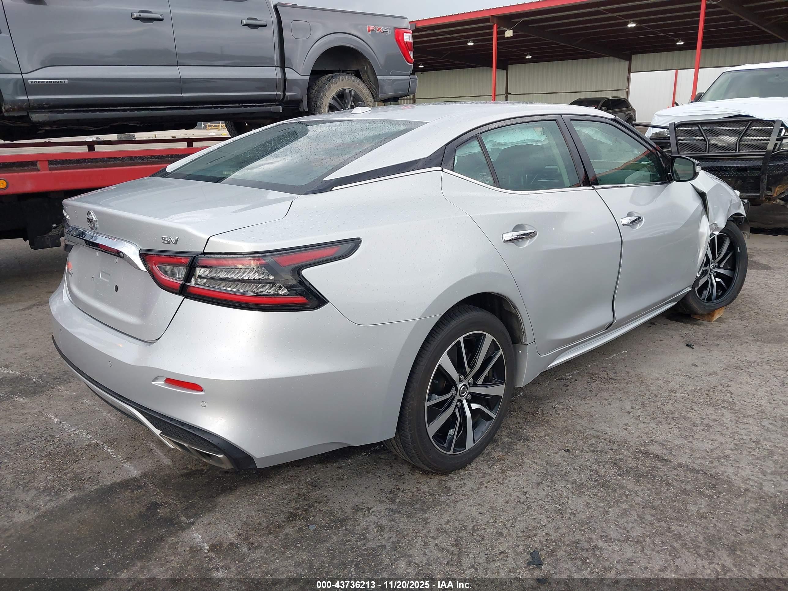 NISSAN MAXIMA image 4