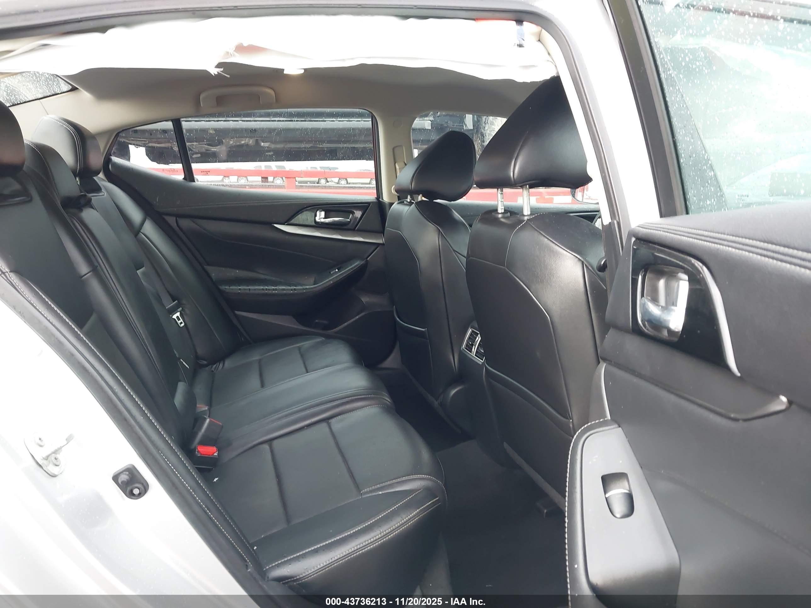 NISSAN MAXIMA image 8