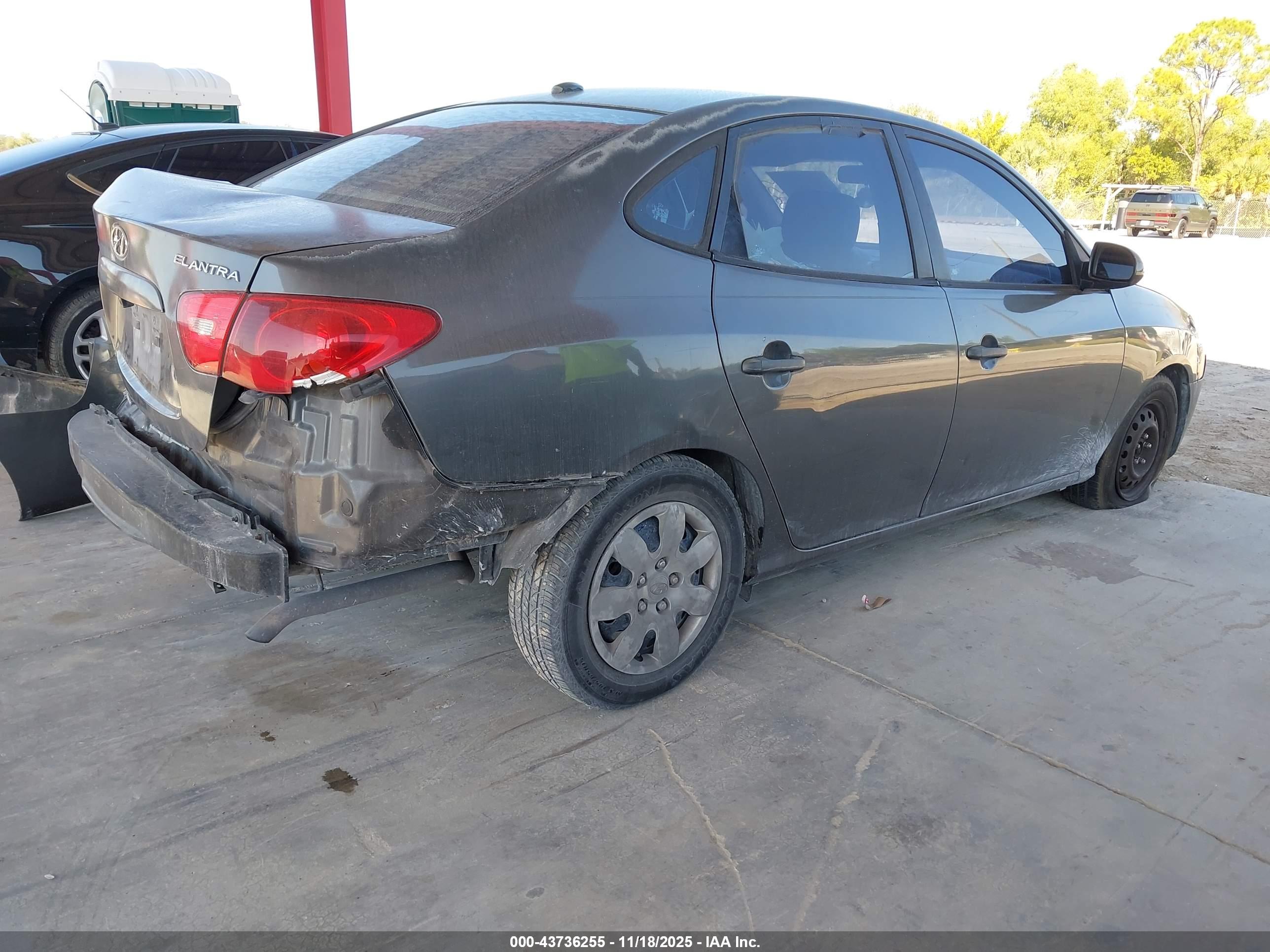 HYUNDAI ELANTRA image 4