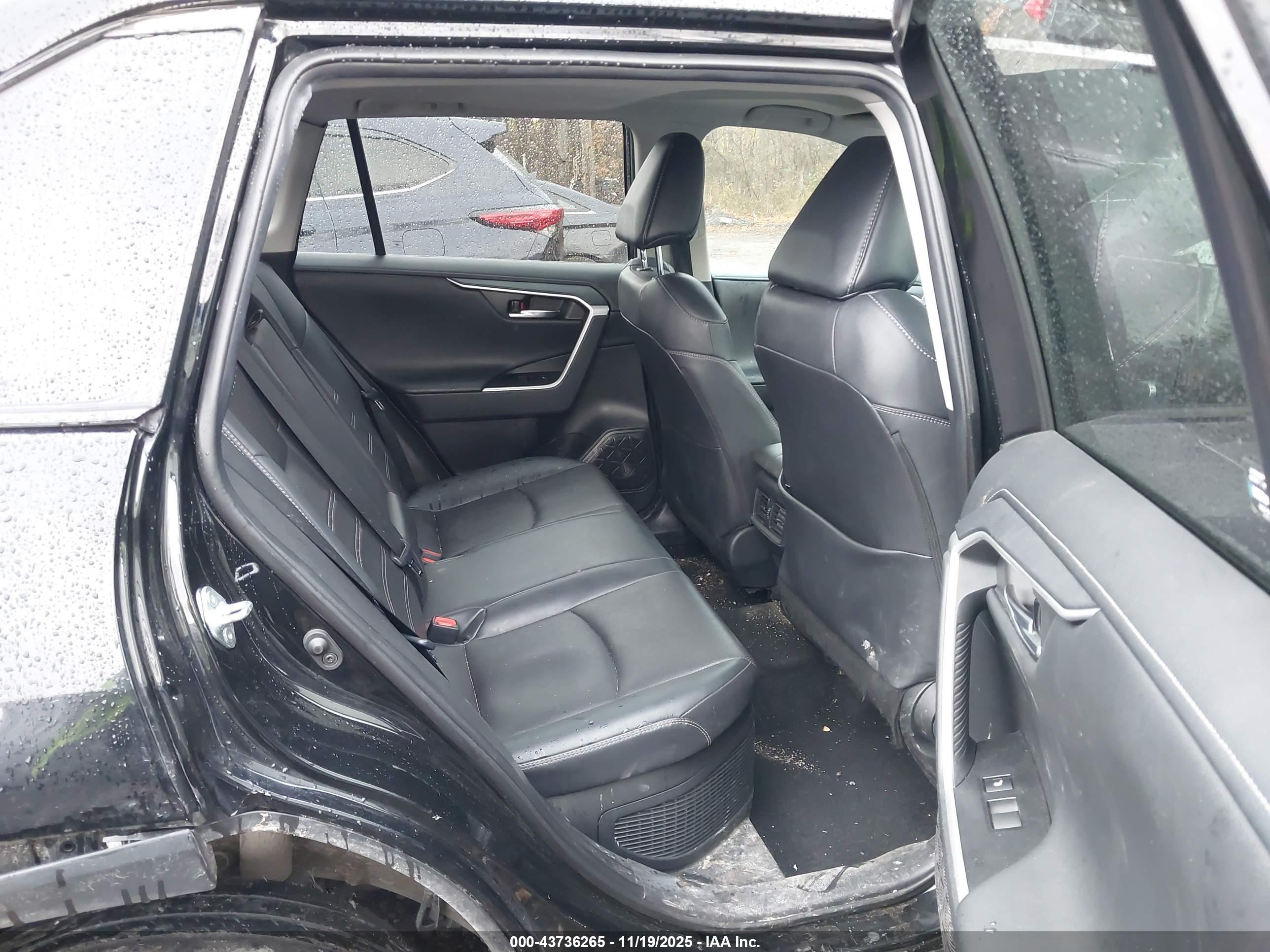 TOYOTA RAV4 image 8