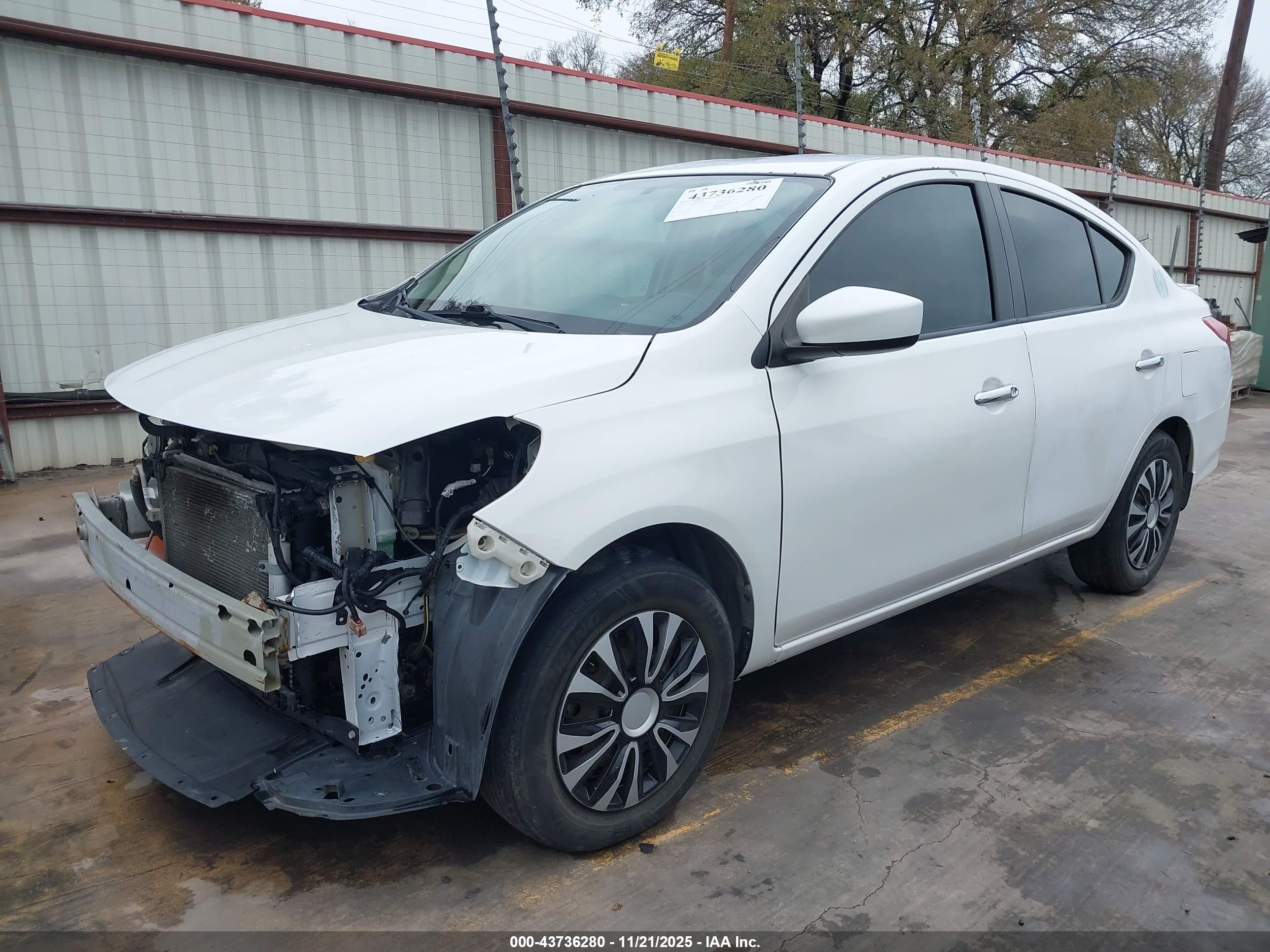 NISSAN VERSA image 2