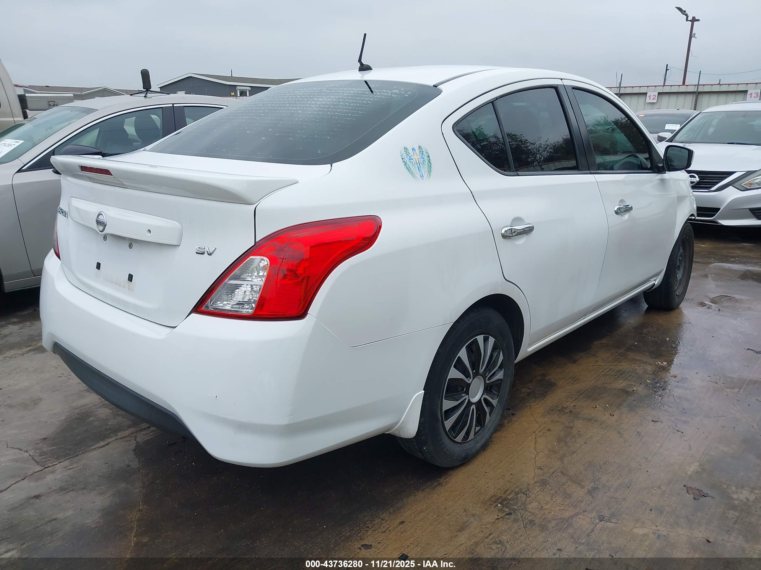 NISSAN VERSA image 4