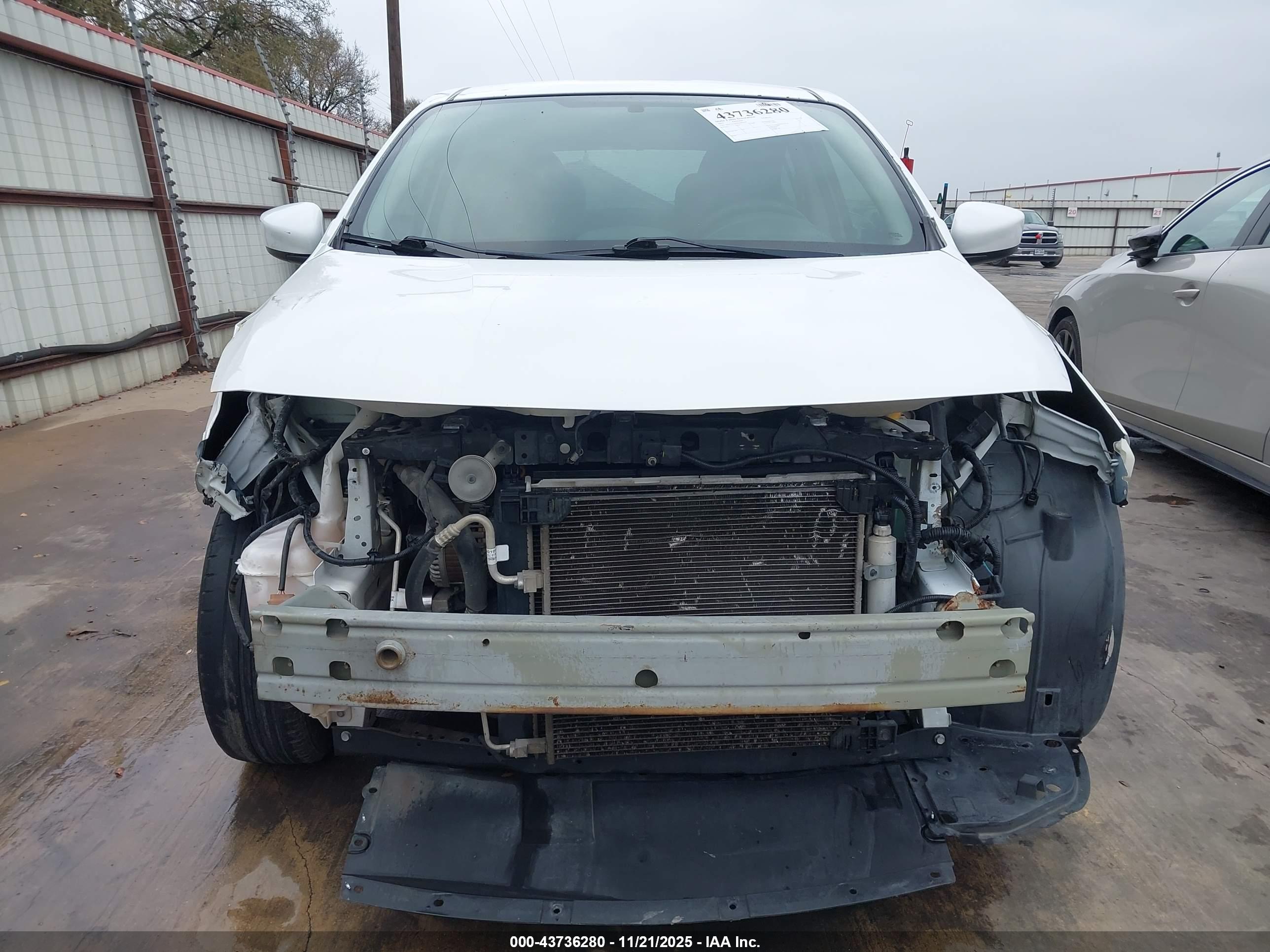 NISSAN VERSA image 6