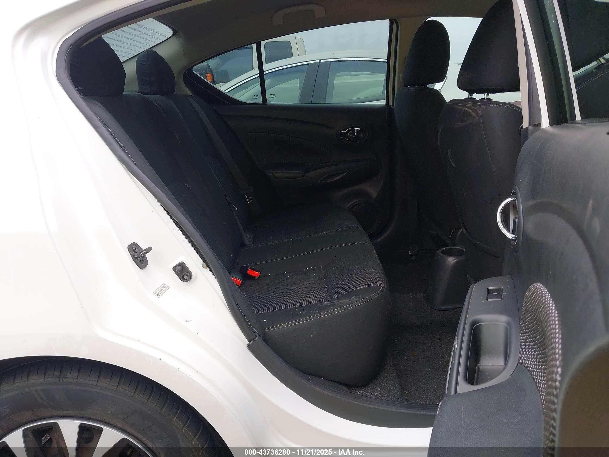 NISSAN VERSA image 8