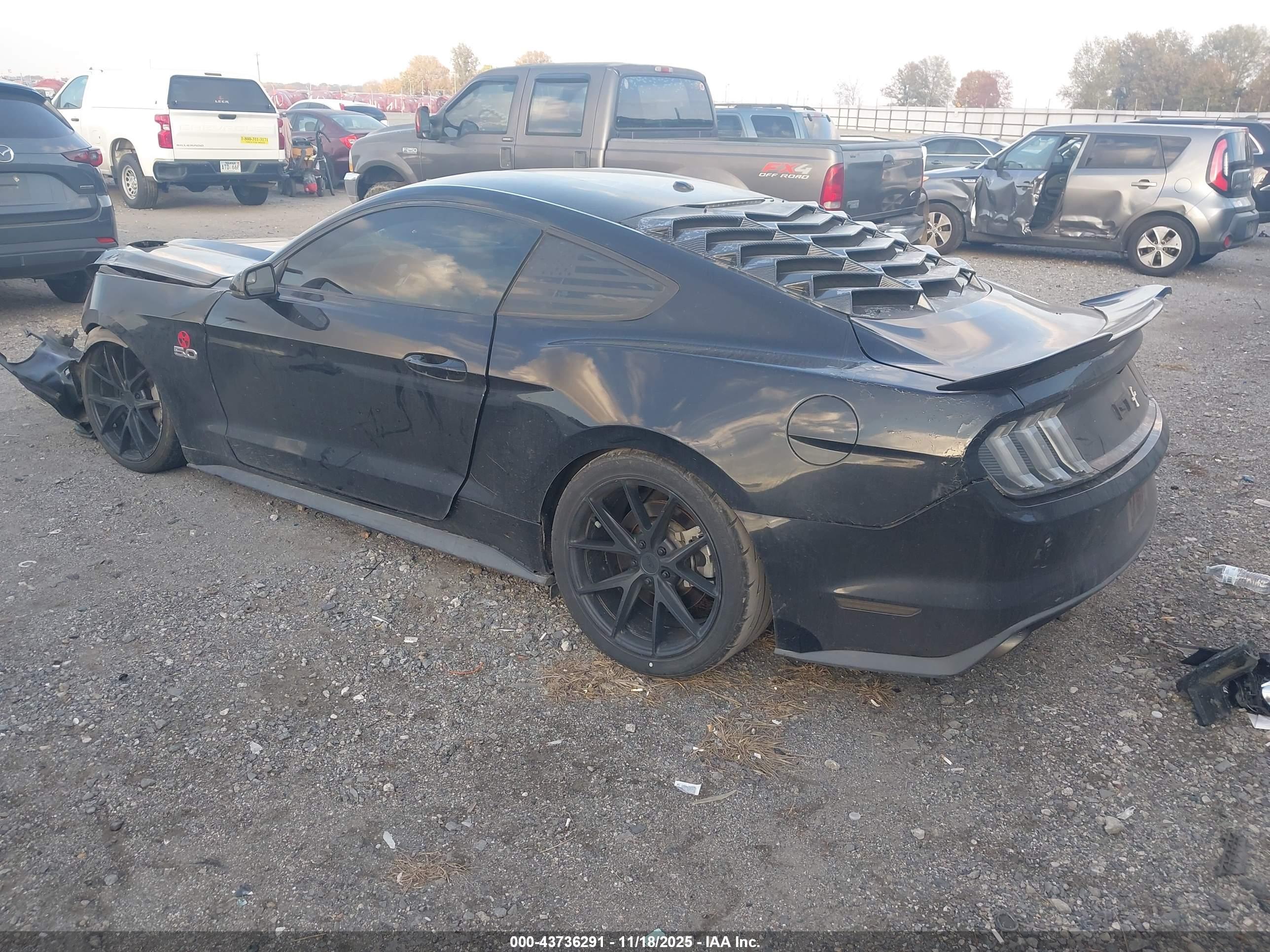 FORD MUSTANG image 3