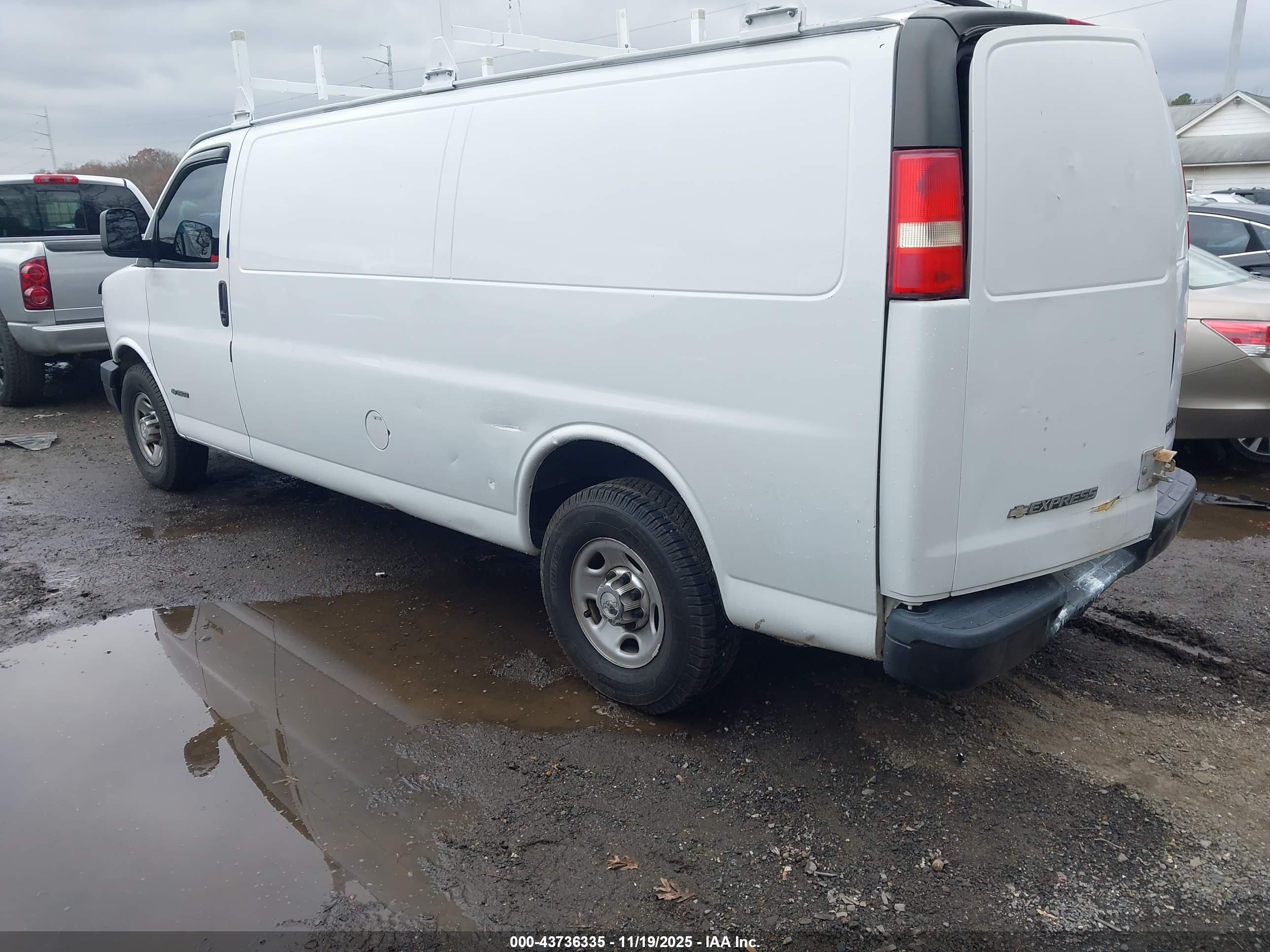 CHEVROLET EXPRESS image 3