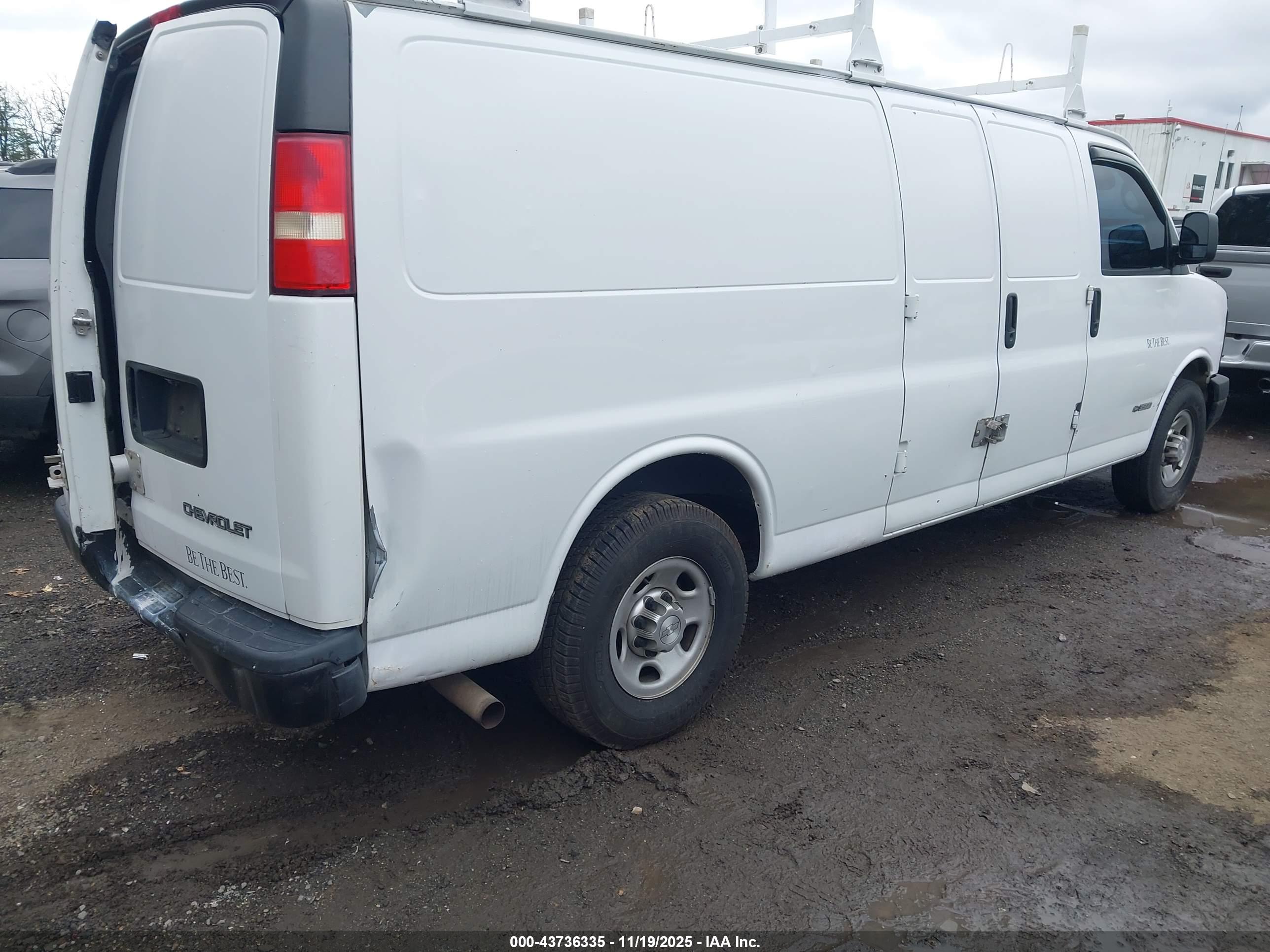 CHEVROLET EXPRESS image 4