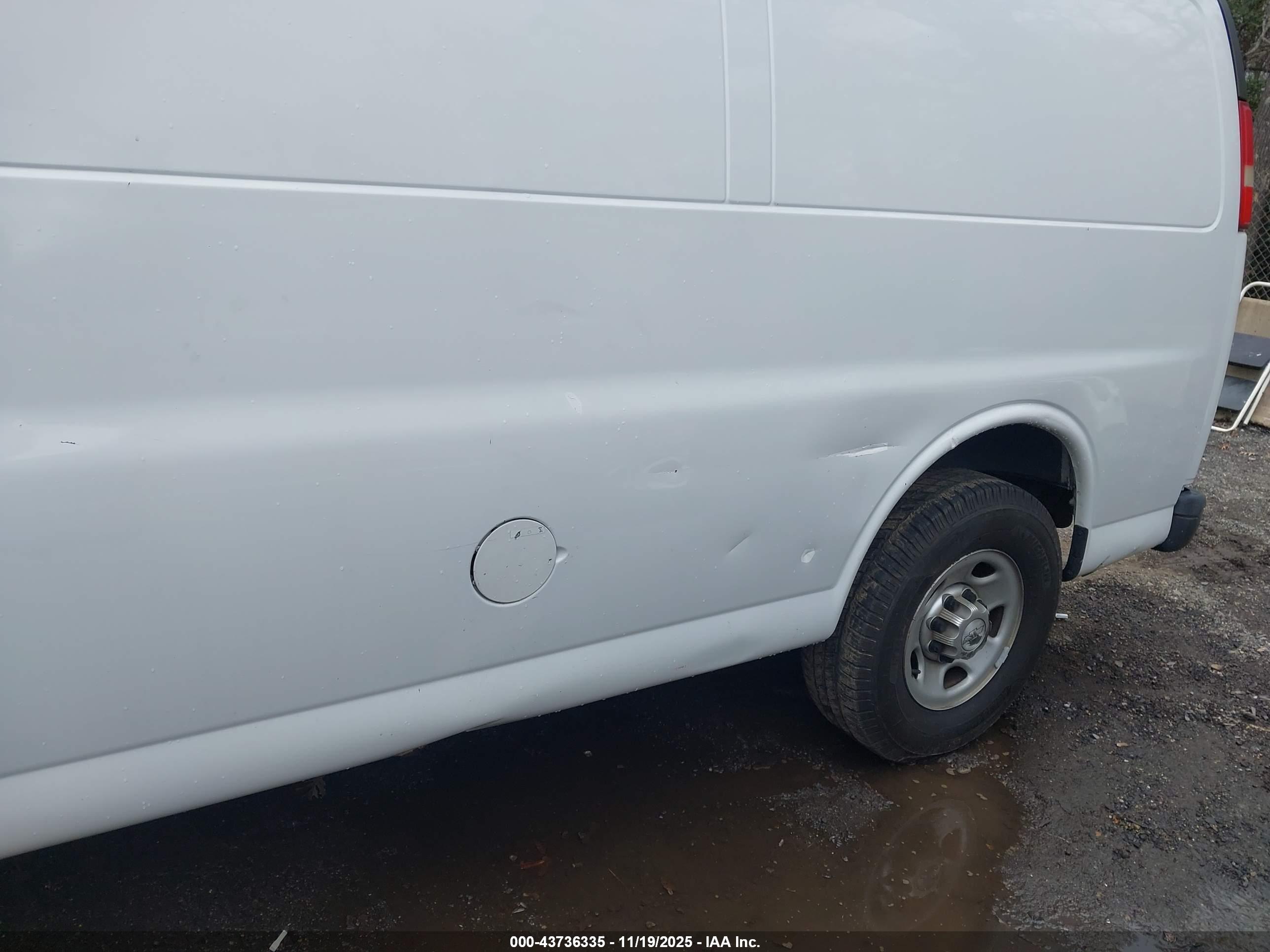 CHEVROLET EXPRESS image 6