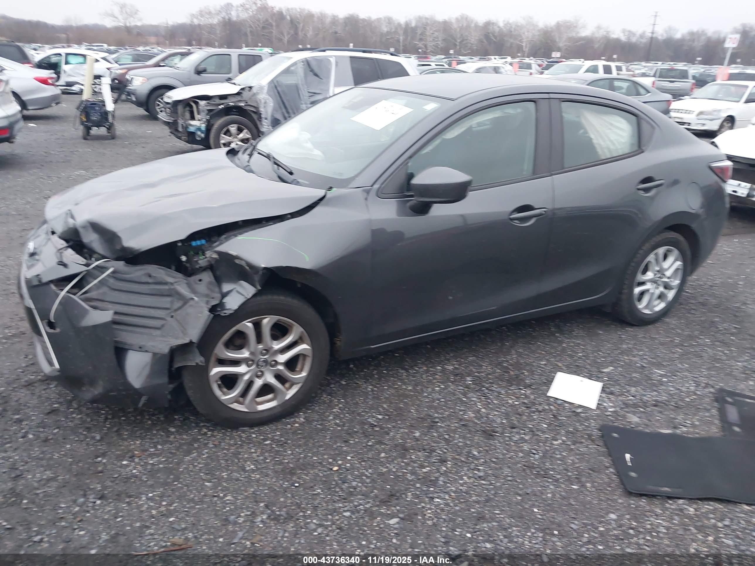 TOYOTA YARIS image 2
