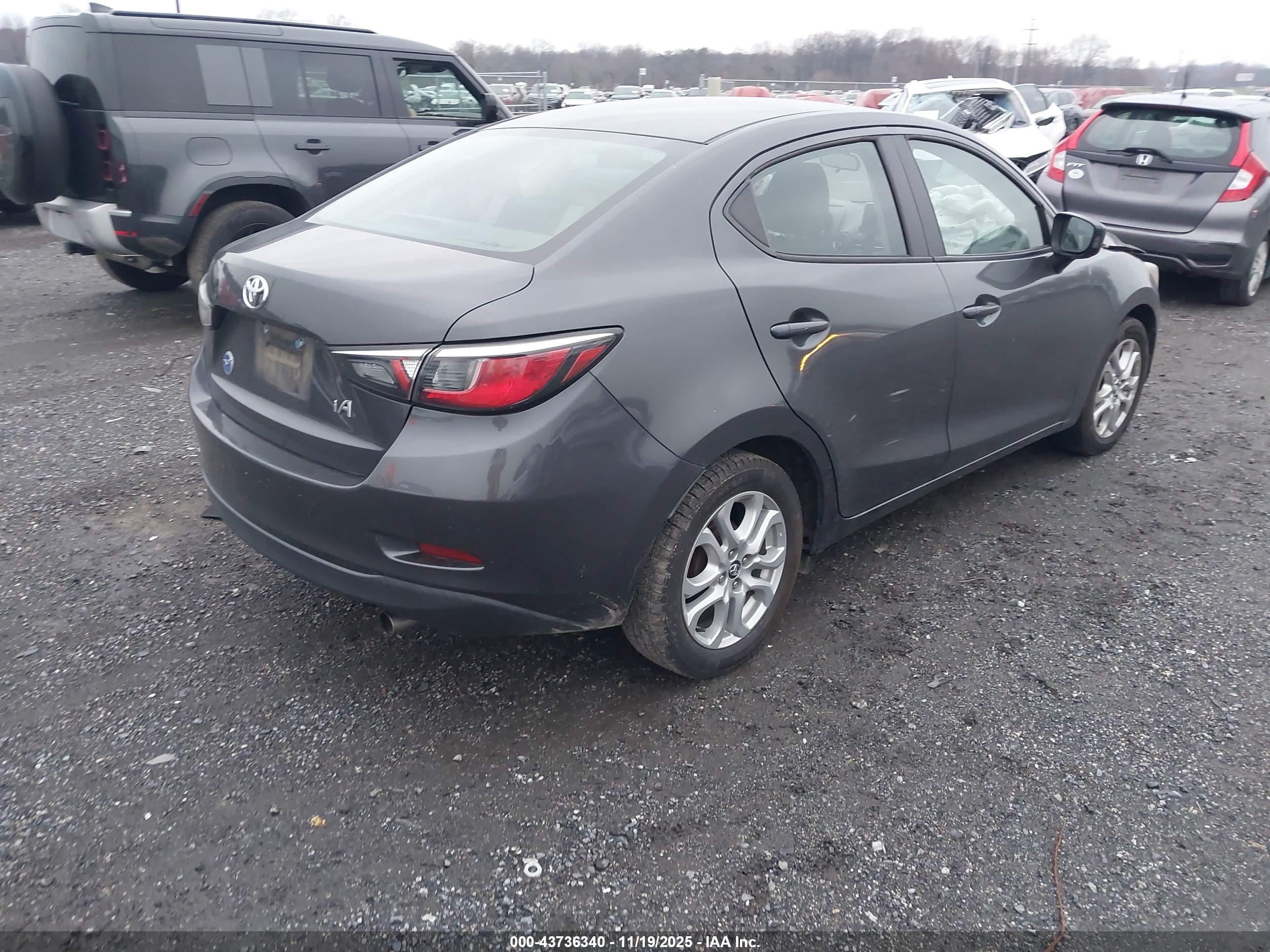 TOYOTA YARIS image 4