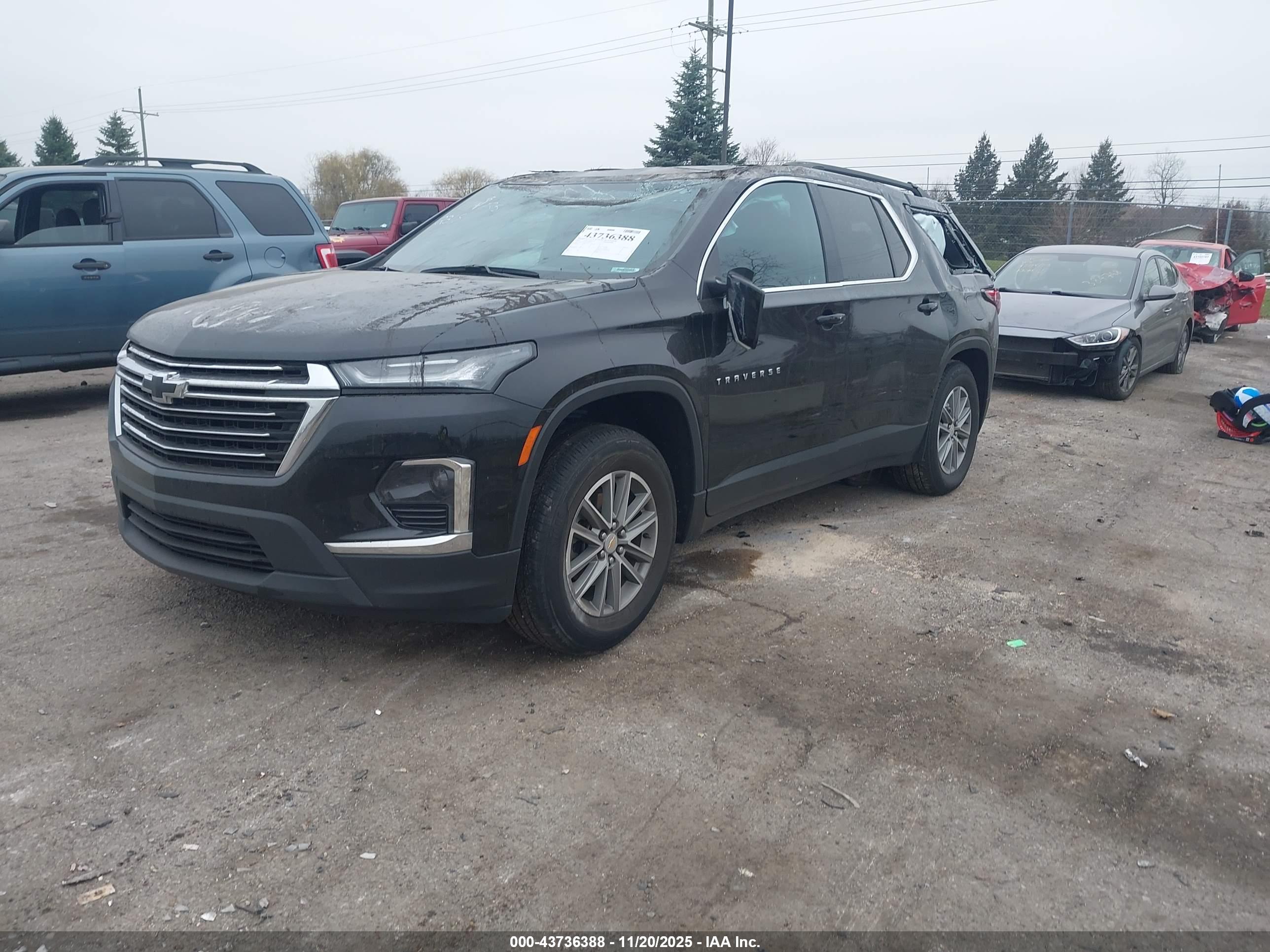CHEVROLET TRAVERSE image 2