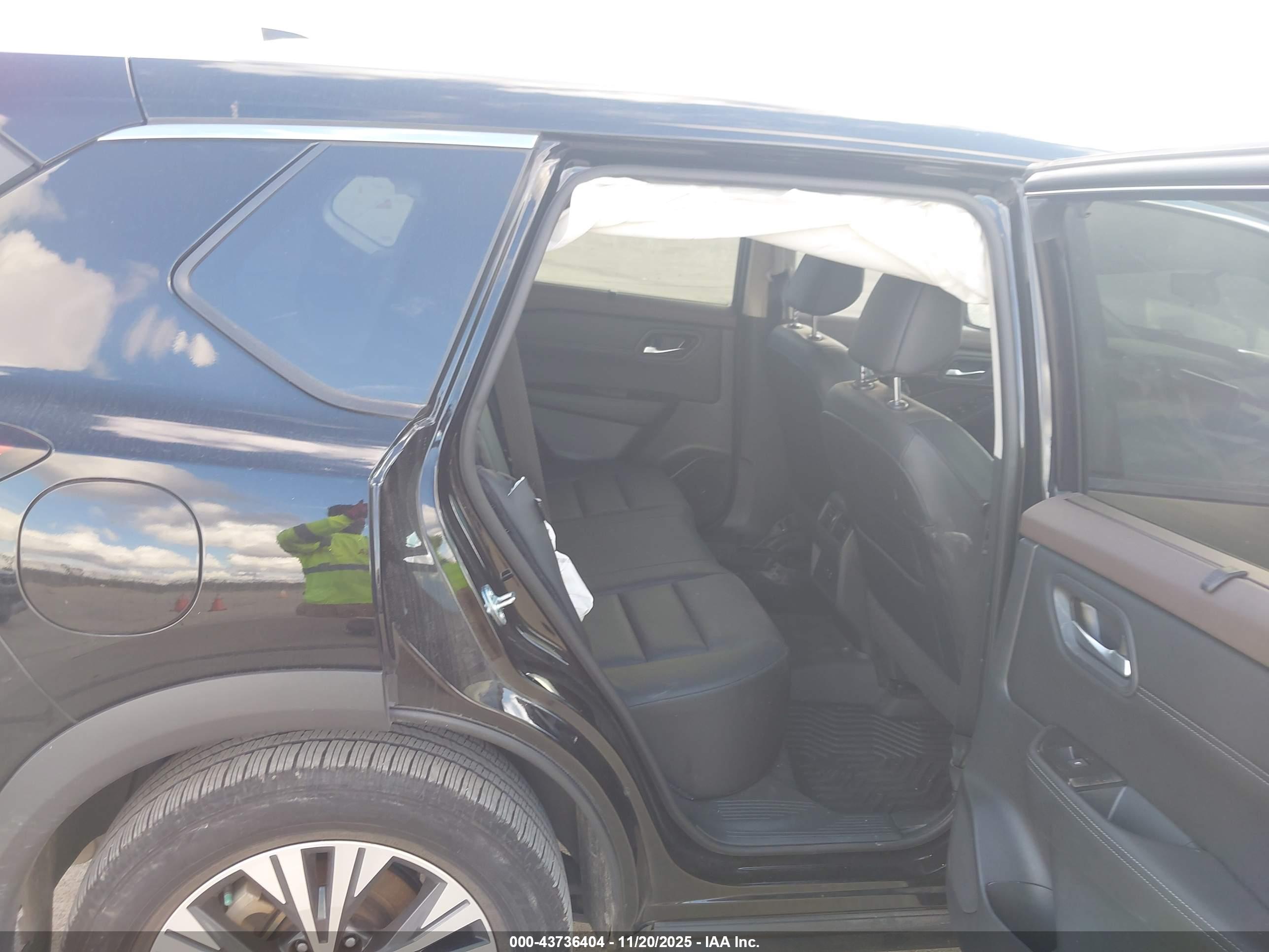 NISSAN ROGUE image 8