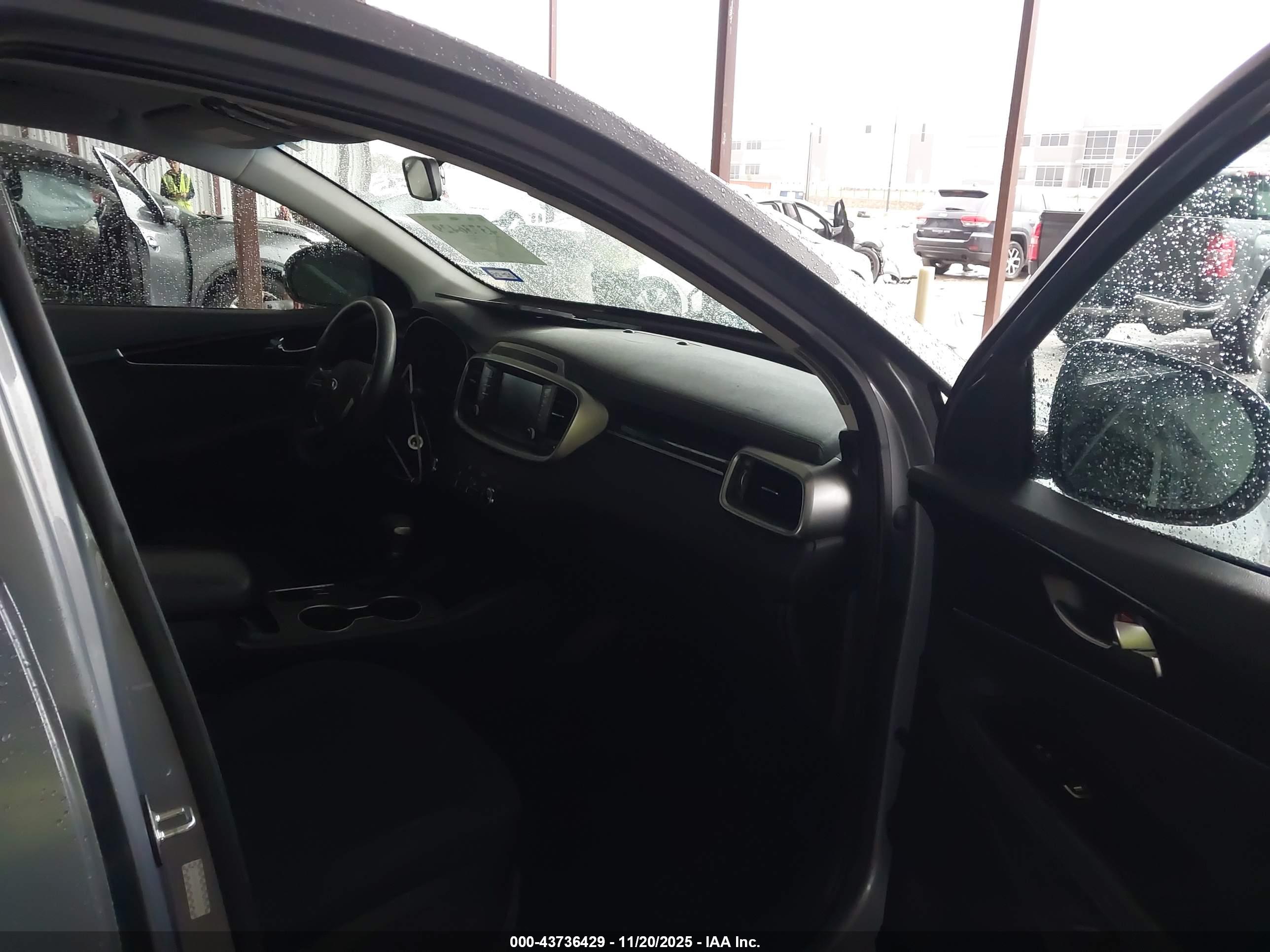 KIA SORENTO image 5