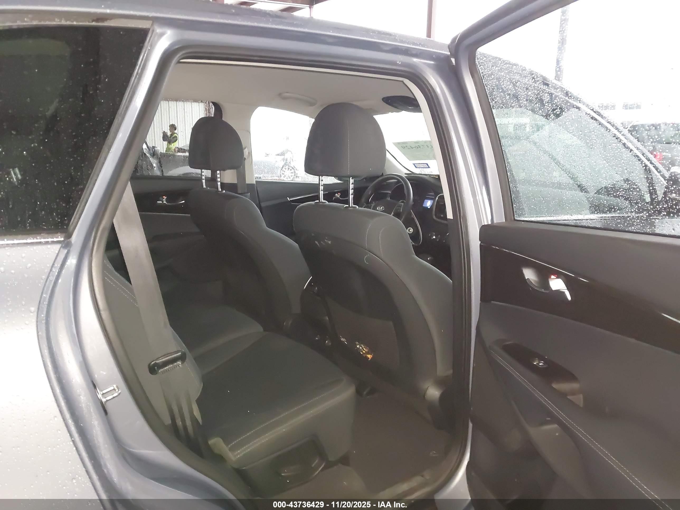 KIA SORENTO image 8