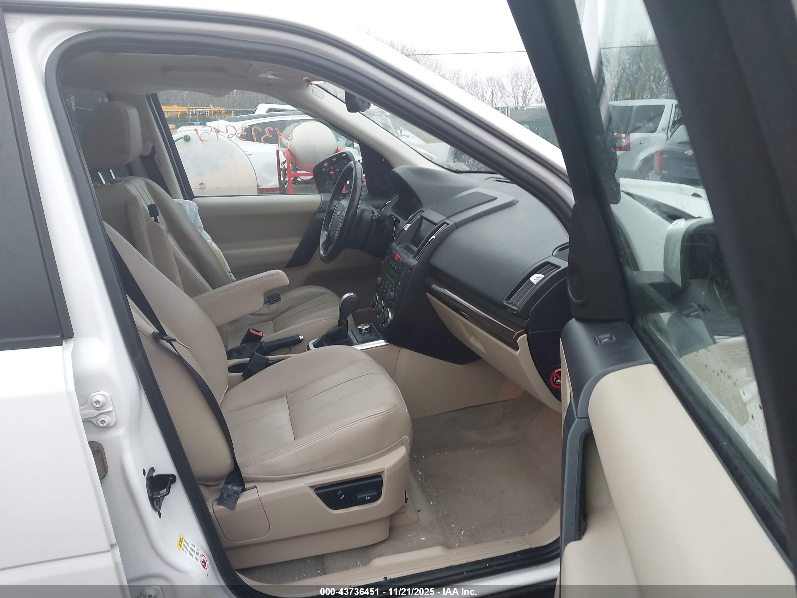 LAND ROVER image 5