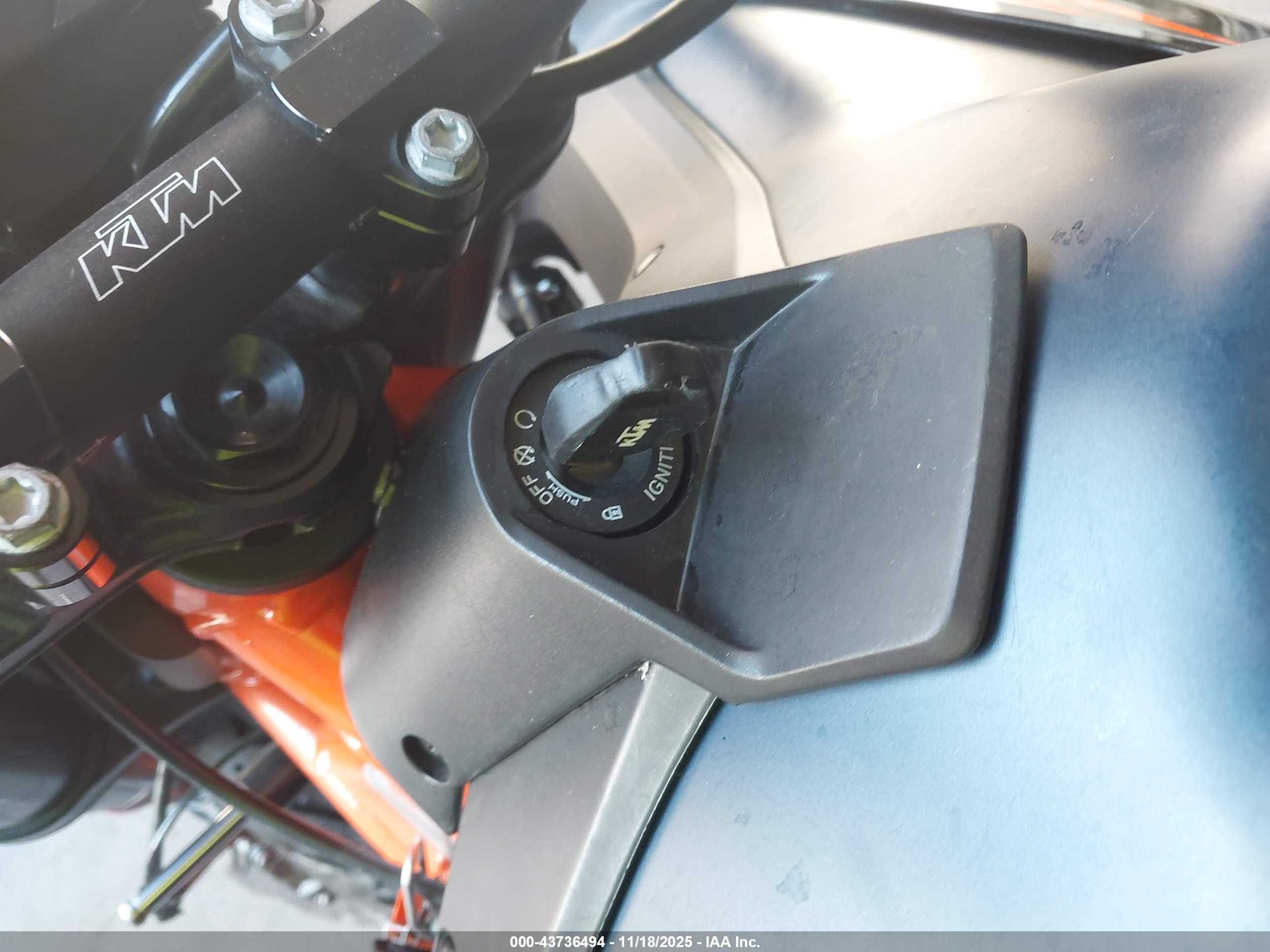 KTM 890 image 11