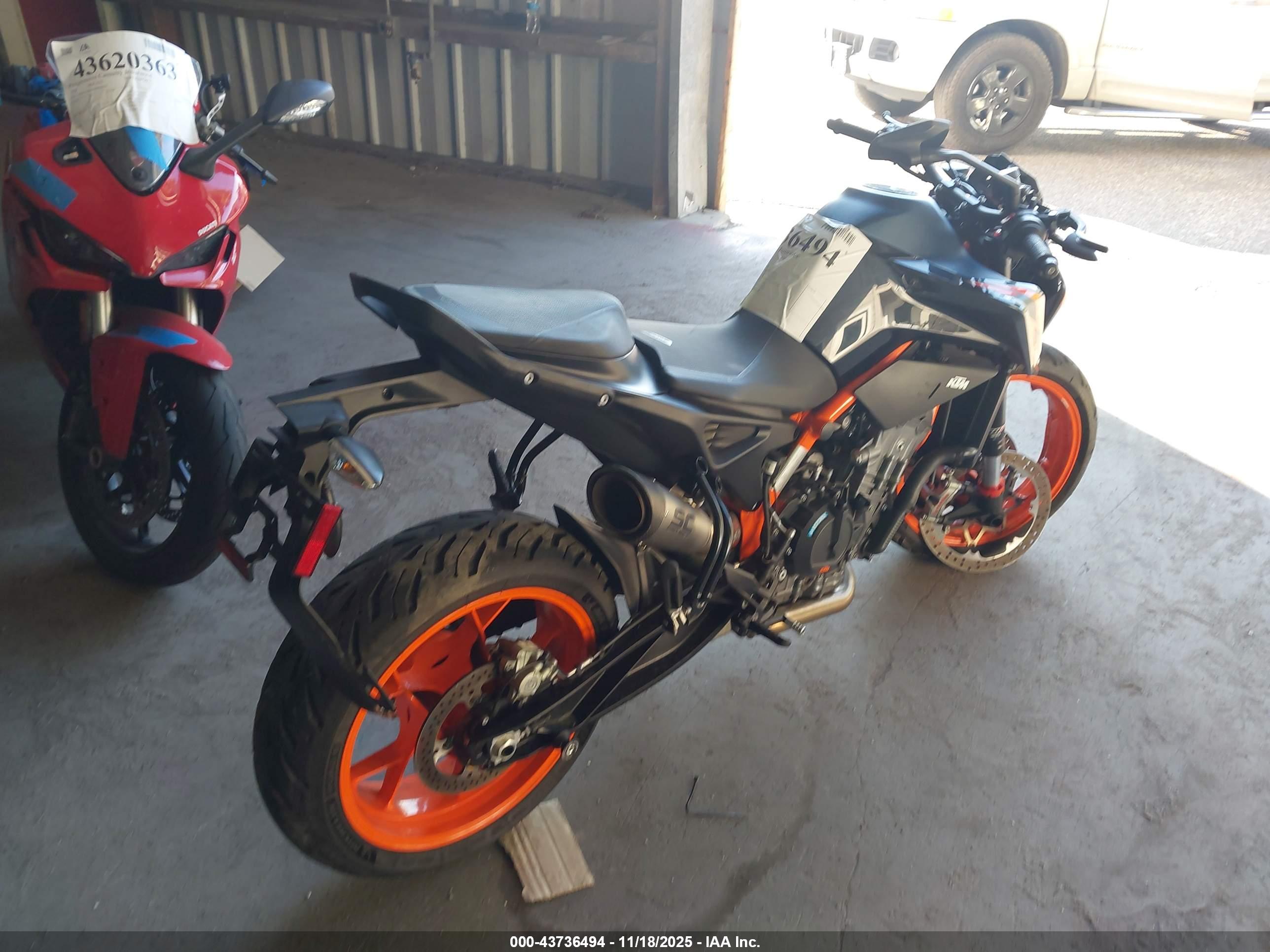 KTM 890 image 4