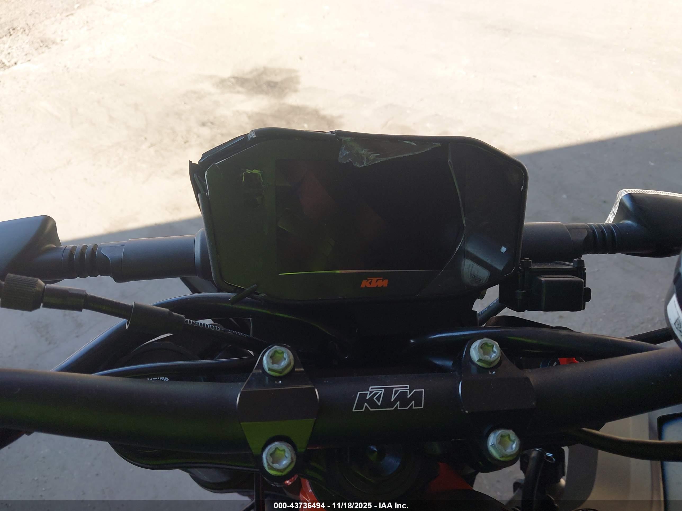 KTM 890 image 7