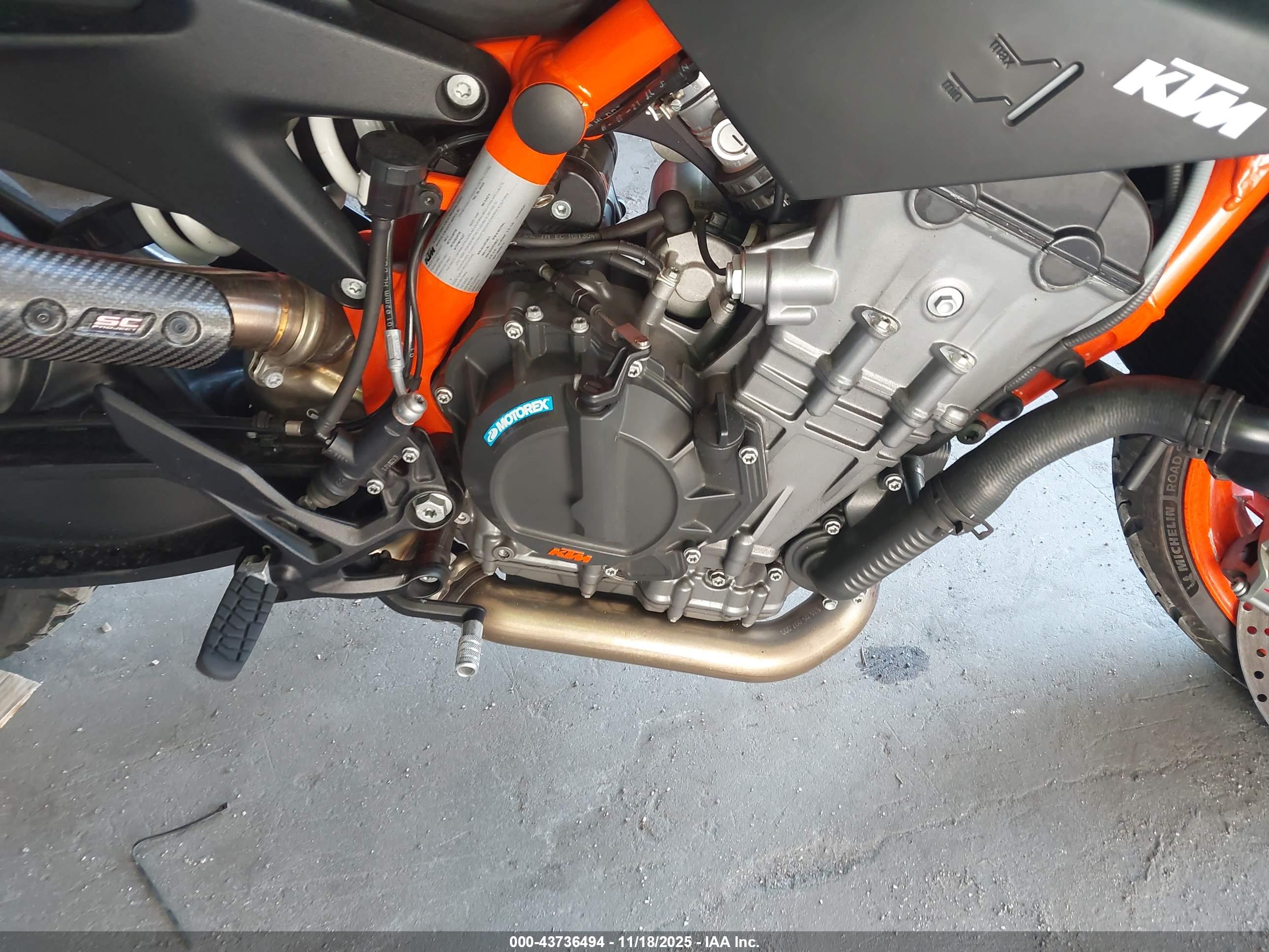 KTM 890 image 8