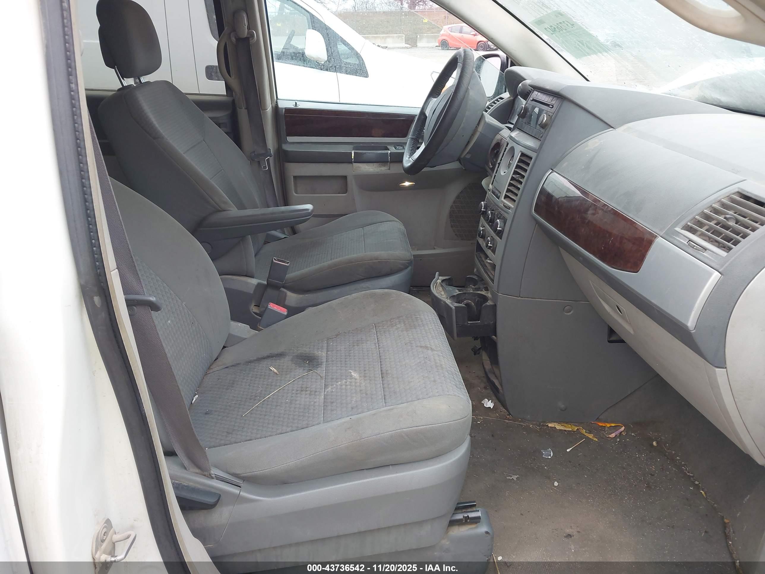 CHRYSLER TOWN image 5