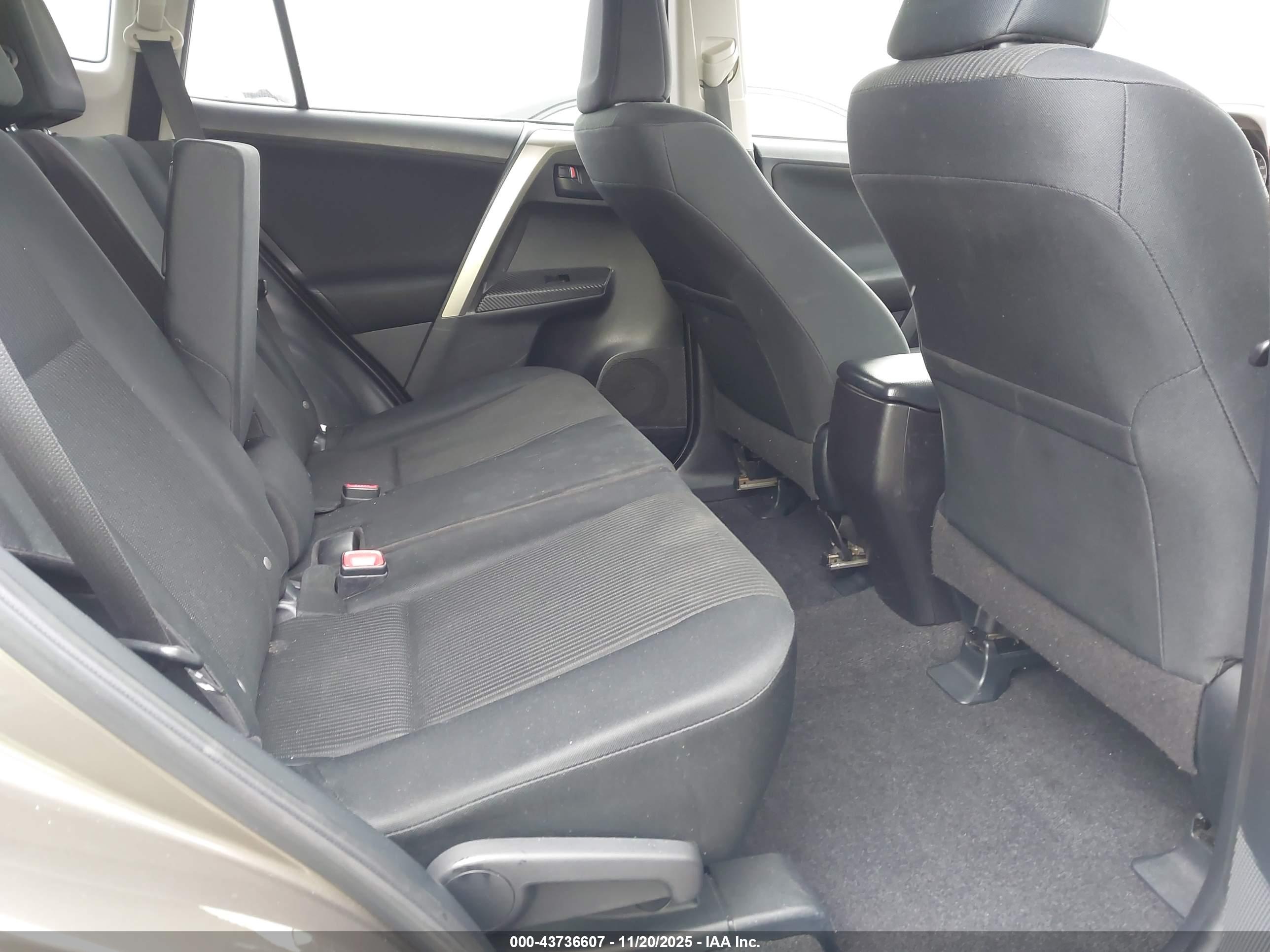 TOYOTA RAV4 image 8