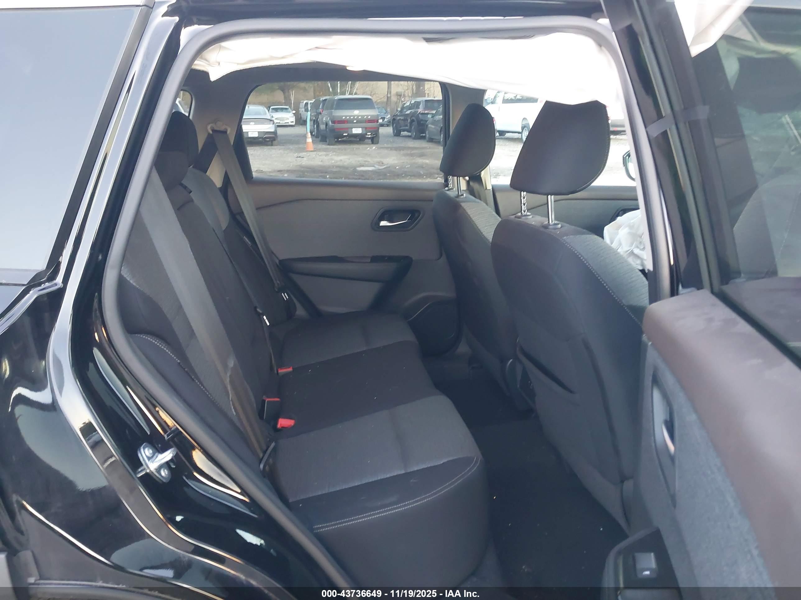 NISSAN ROGUE image 8
