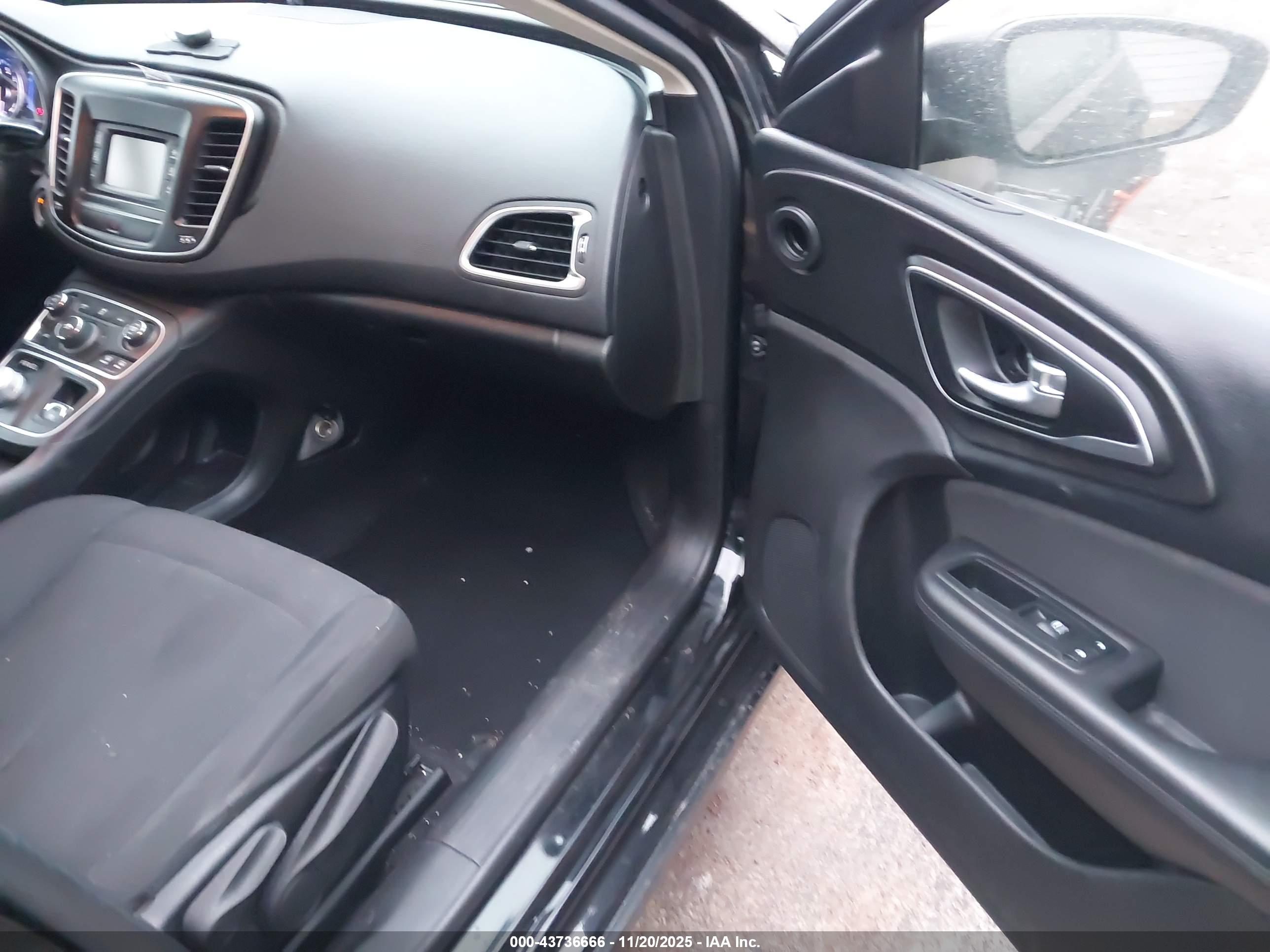 CHRYSLER 200 image 5