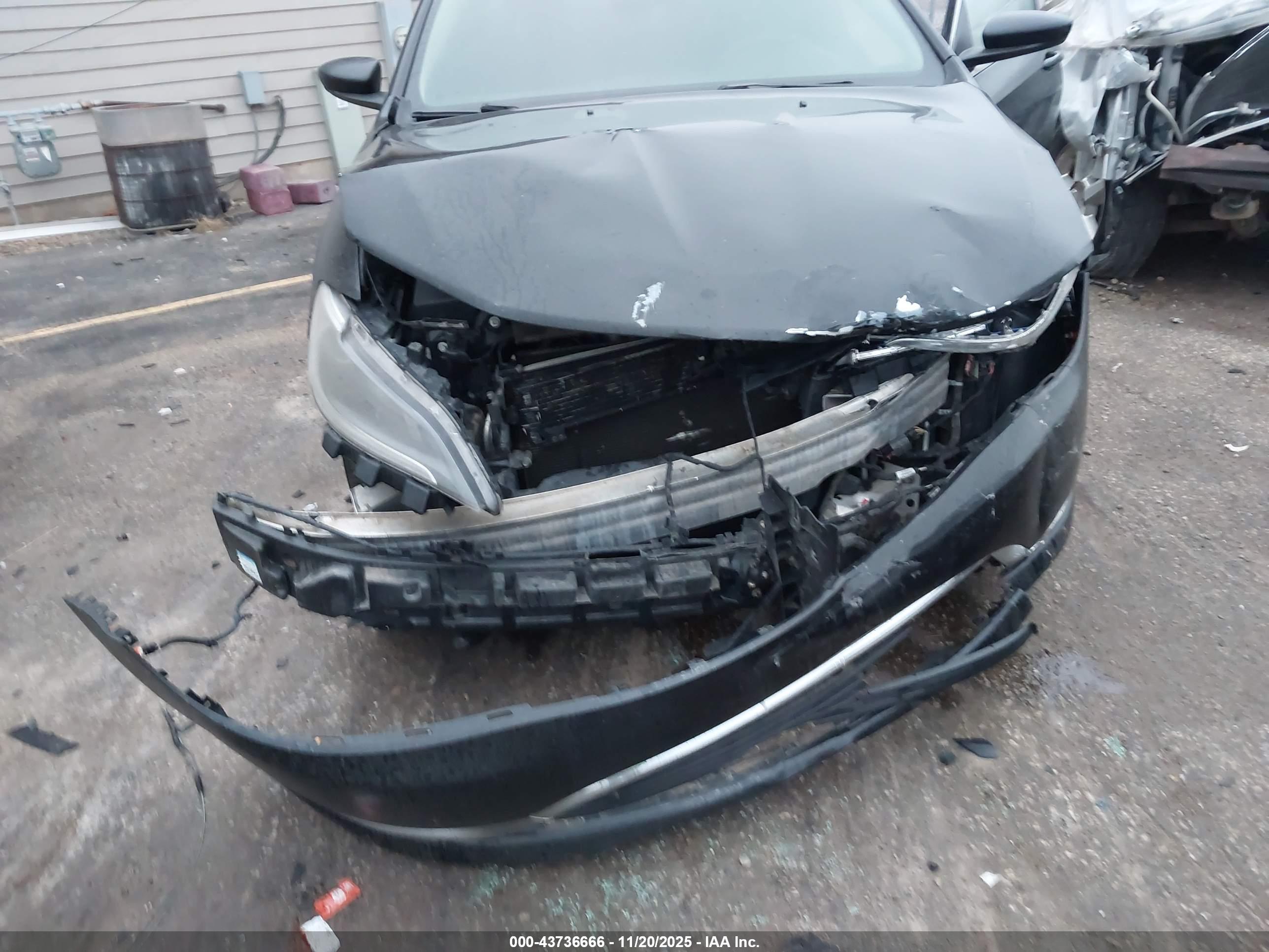 CHRYSLER 200 image 6