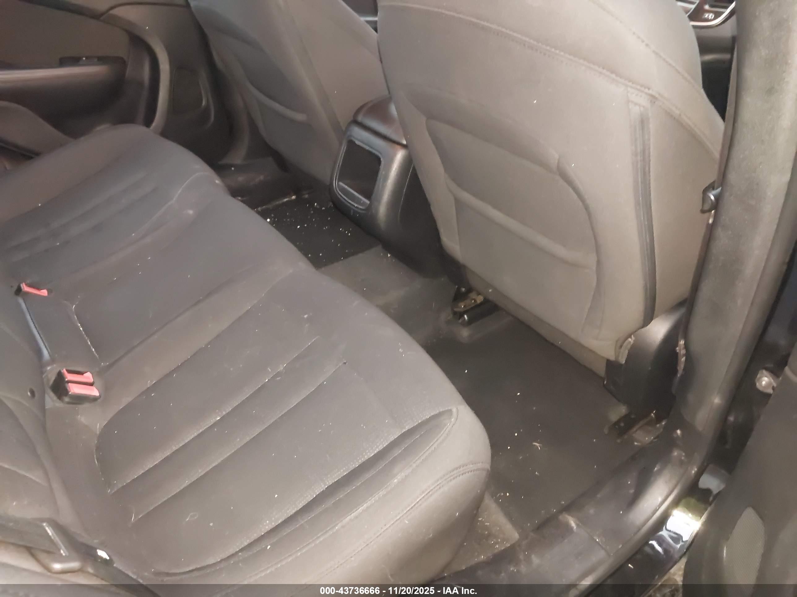 CHRYSLER 200 image 8