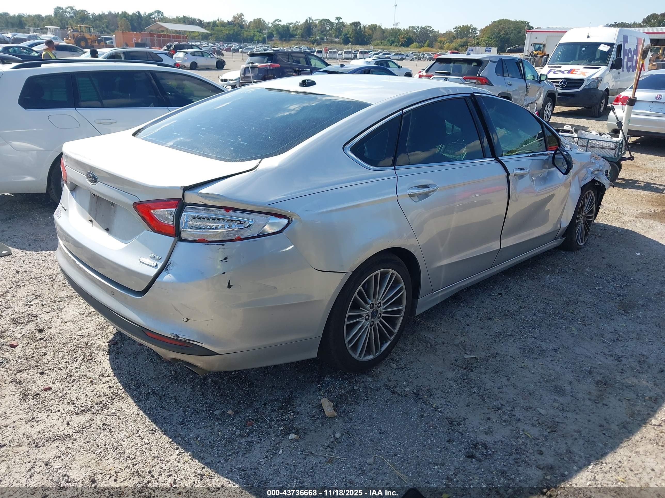 FORD FUSION image 4