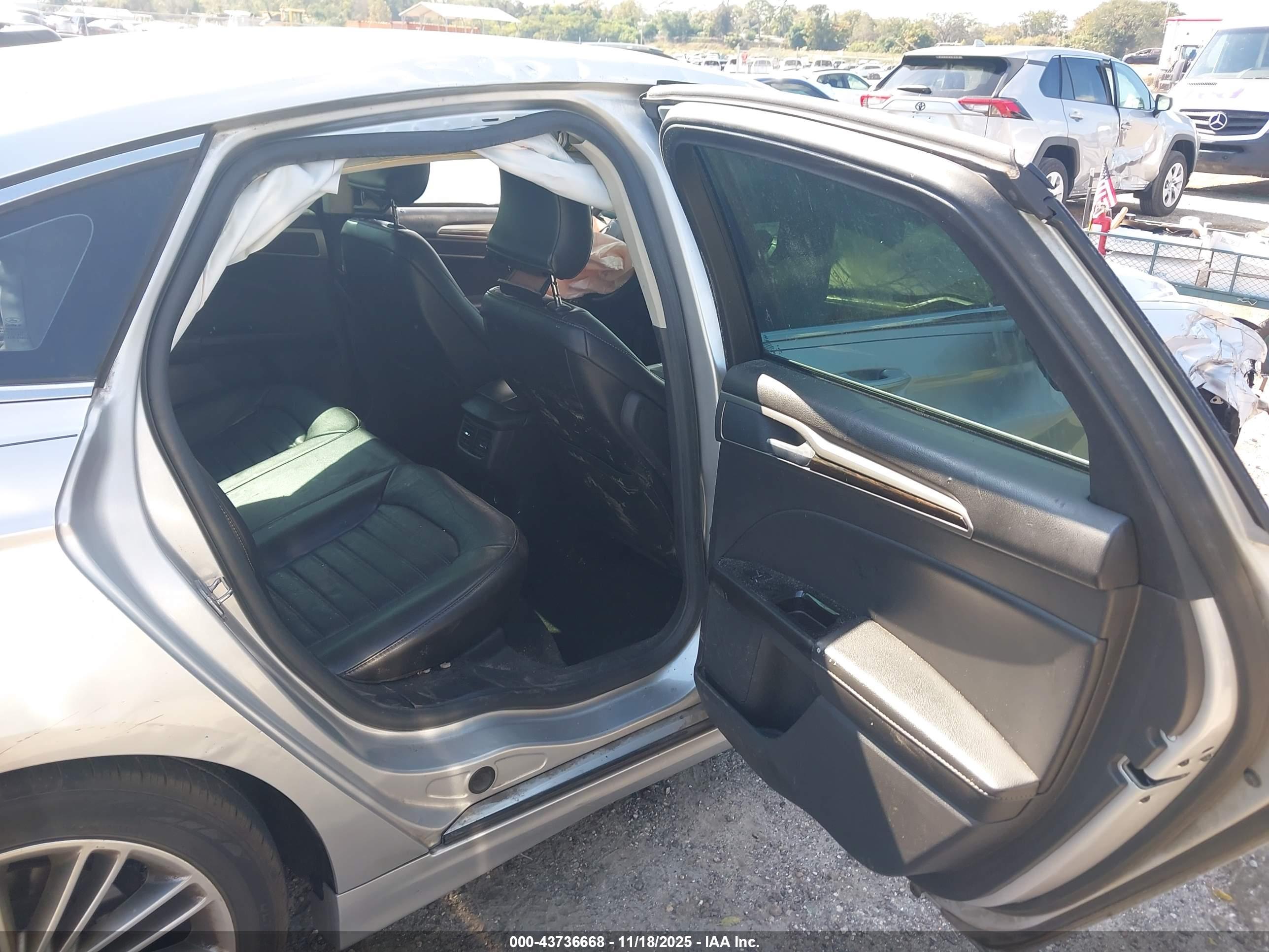 FORD FUSION image 8