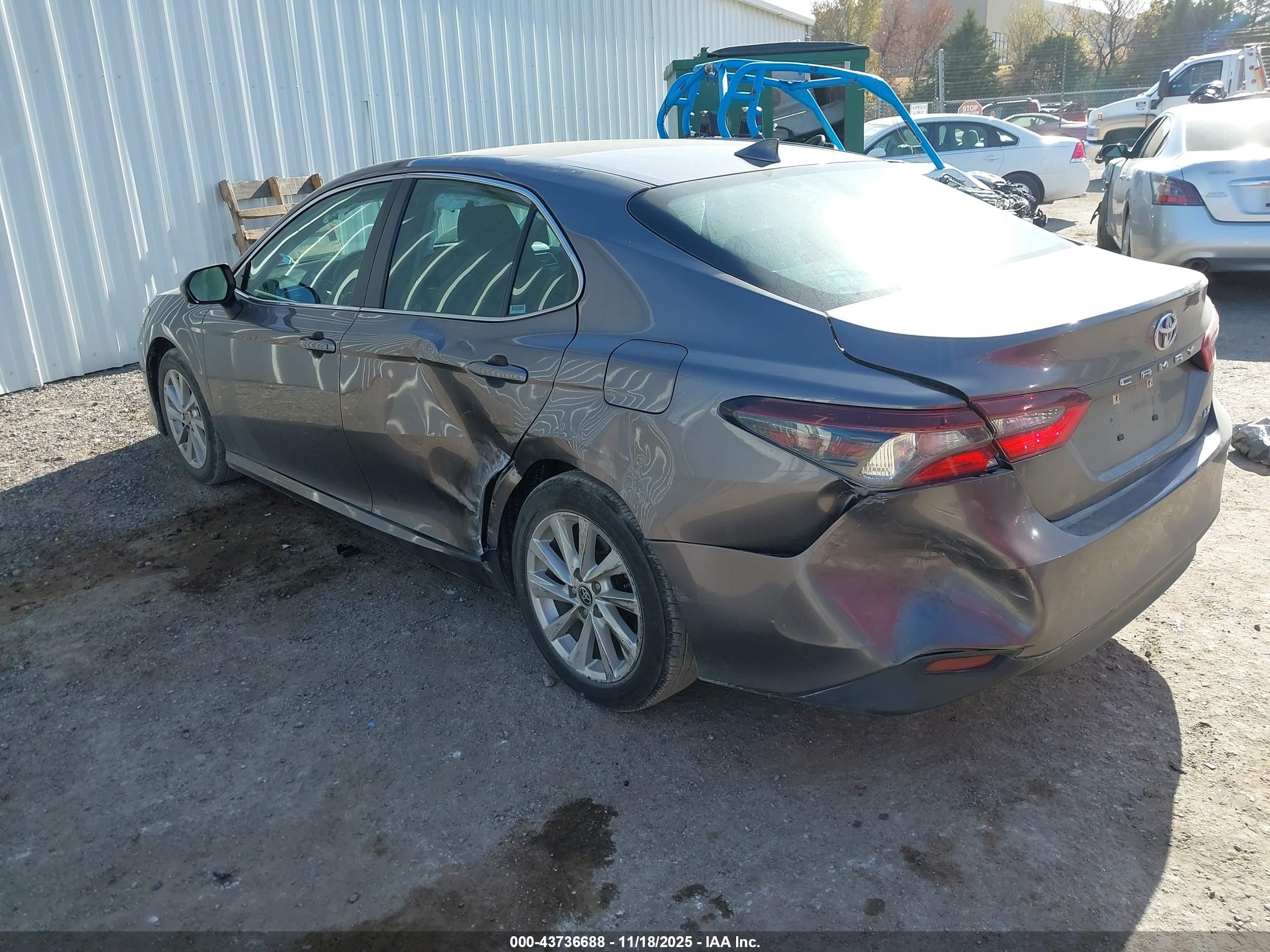 TOYOTA CAMRY image 3