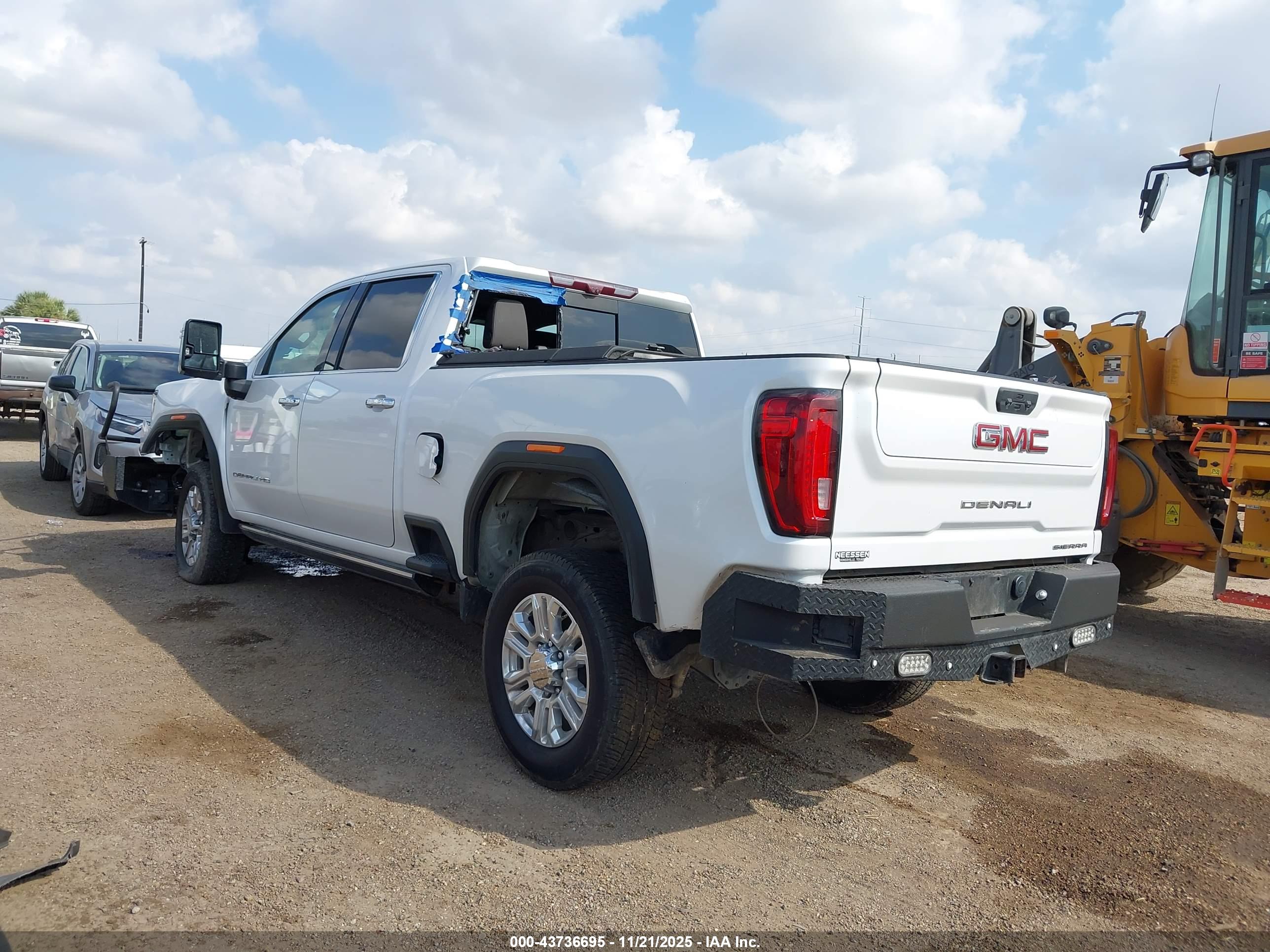 GMC SIERRA image 3