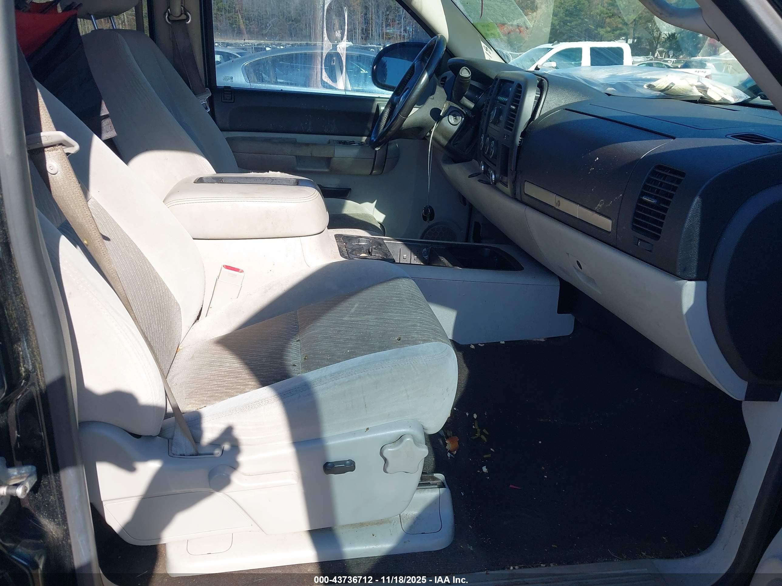 CHEVROLET SILVERADO image 5