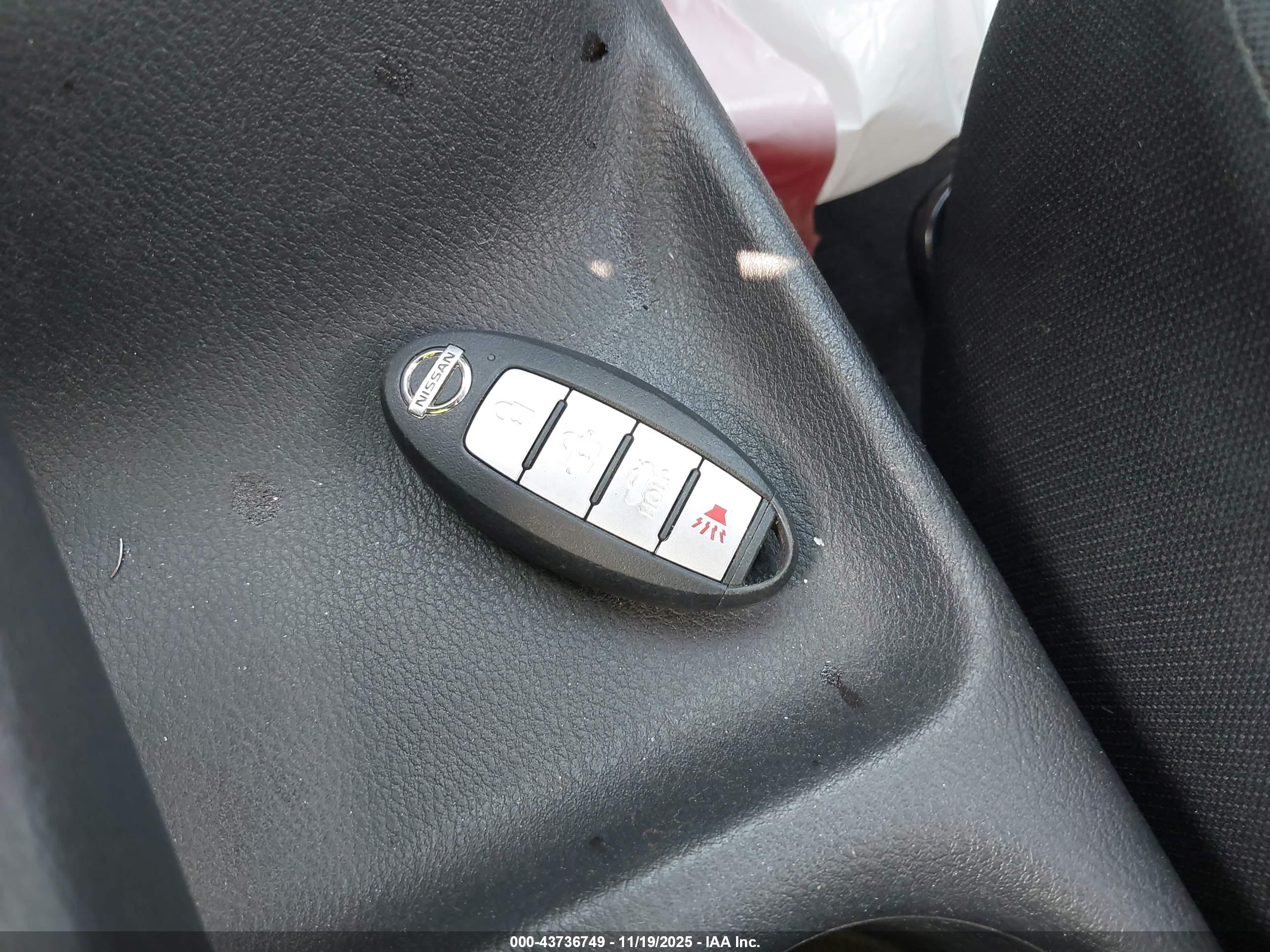 NISSAN VERSA image 11