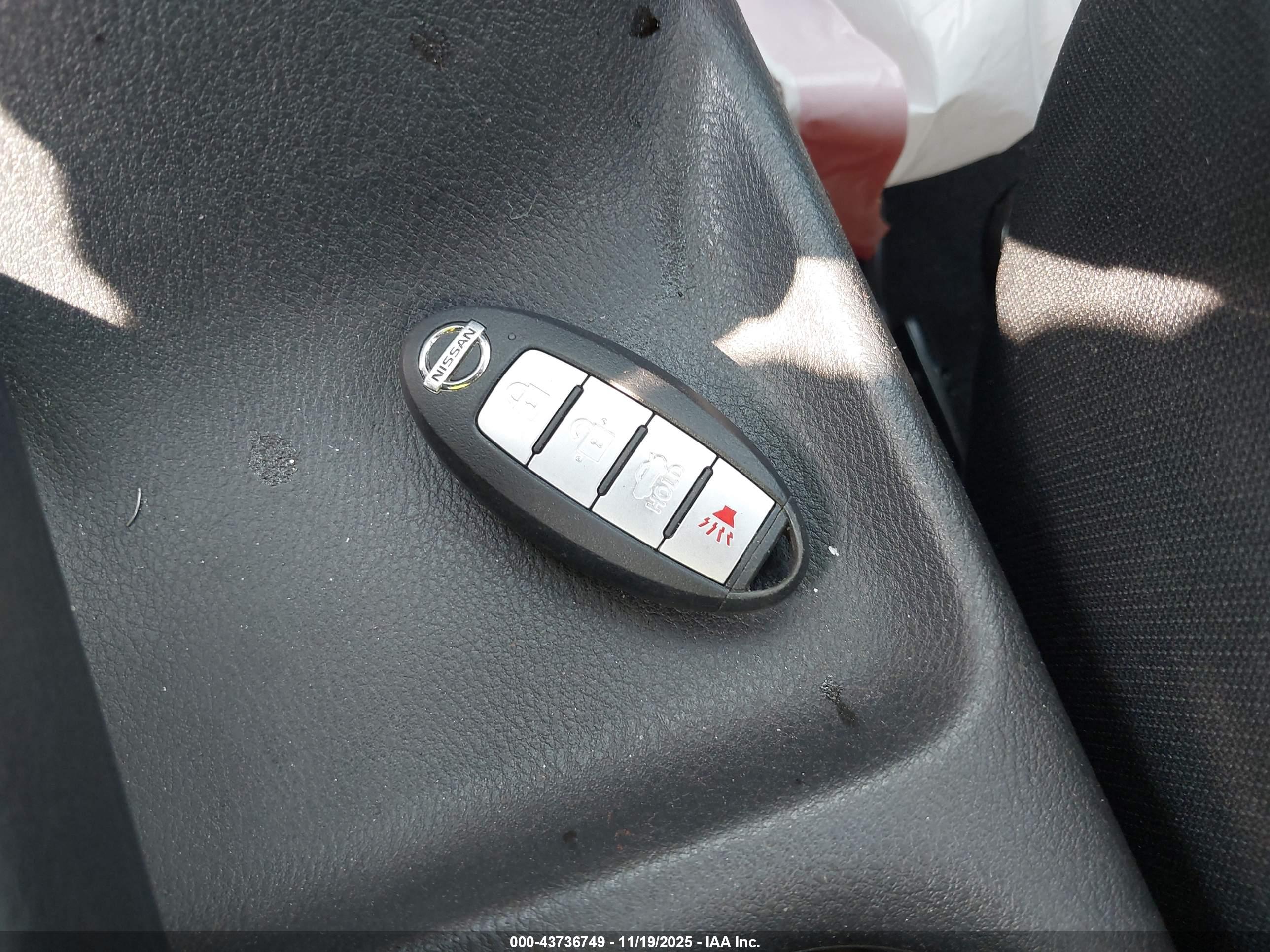 NISSAN VERSA image 7